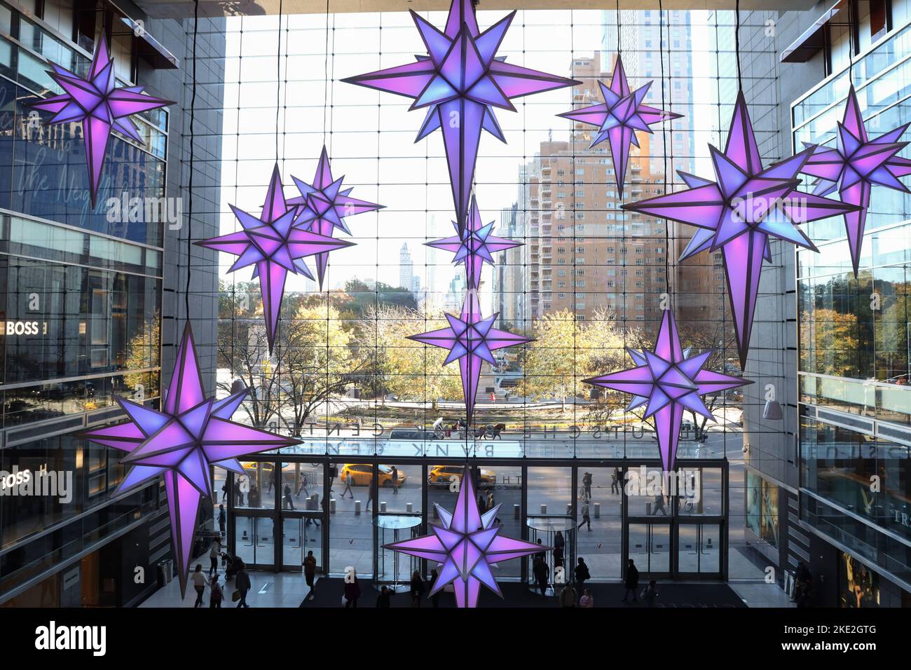 New York, Estados Unidos. 08th Nov 2022. Star le decorazioni natalizie sono viste presso i negozi del Columbus Circle a New York City negli Stati Uniti. Presentato come presenta la mostra speciale di 150 piedi che si affaccia su Central Park. (Foto: Vanessa Carvalho/Brasil Photo Press) Credit: Brazil Photo Press/Alamy Live News Foto Stock