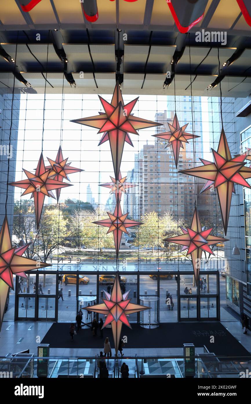 New York, Estados Unidos. 08th Nov 2022. Star le decorazioni natalizie sono viste presso i negozi del Columbus Circle a New York City negli Stati Uniti. Presentato come presenta la mostra speciale di 150 piedi che si affaccia su Central Park. (Foto: Vanessa Carvalho/Brasil Photo Press) Credit: Brazil Photo Press/Alamy Live News Foto Stock