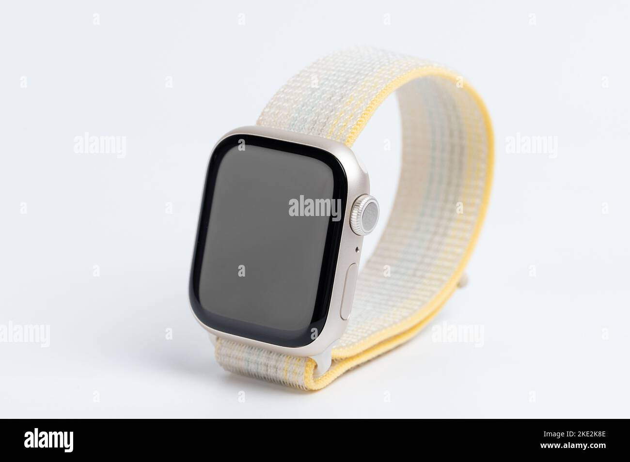 New york, USA - 8 novembre 2022: Nuovo Apple Watch 8 con vista prospettica a schermo pulito isolato su sfondo studio Foto Stock