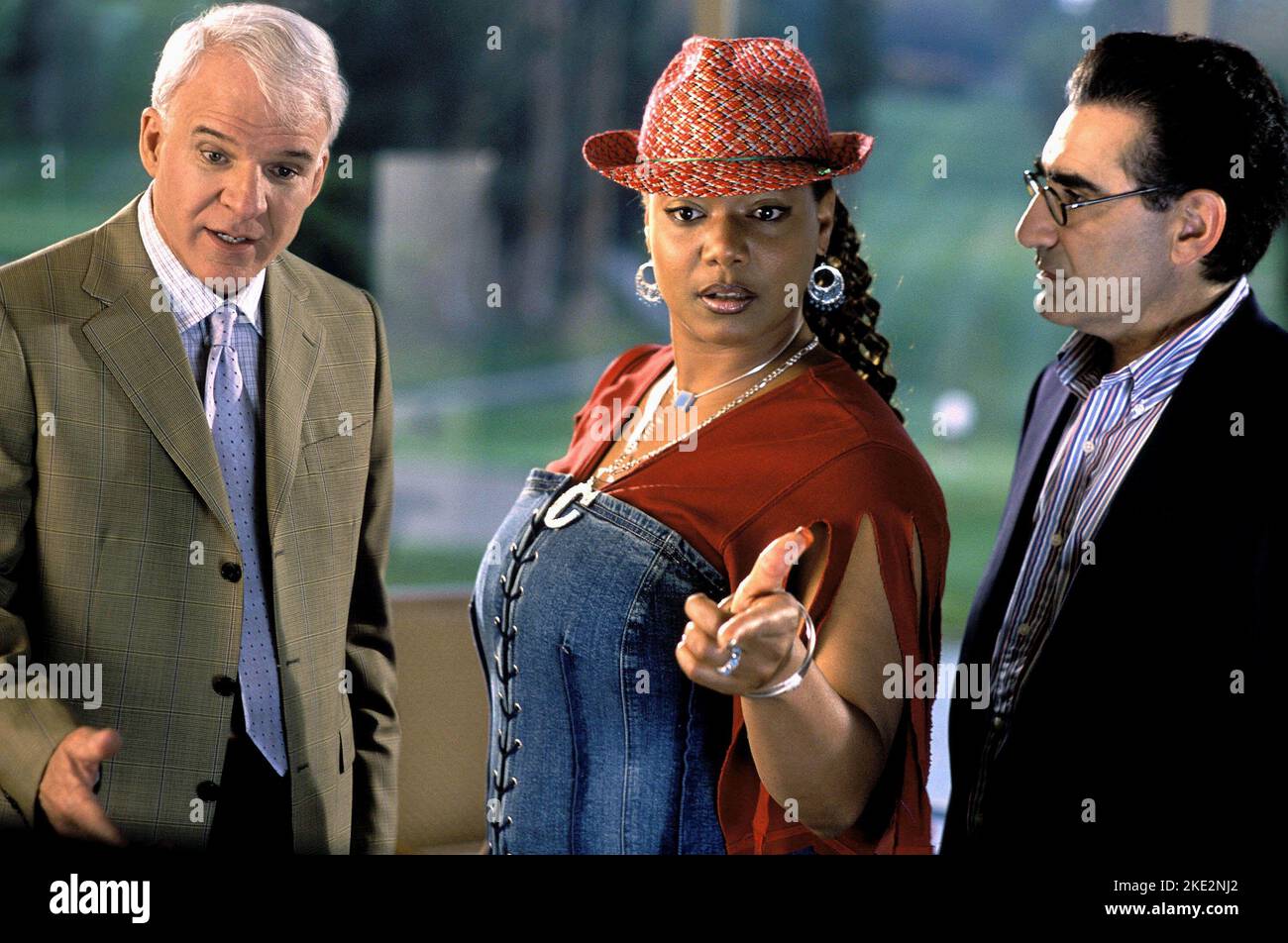 SCENDENDO LA CASA, STEVE MARTIN, REGINA LATIFAH, EUGENE LEVY, 2003 Foto Stock