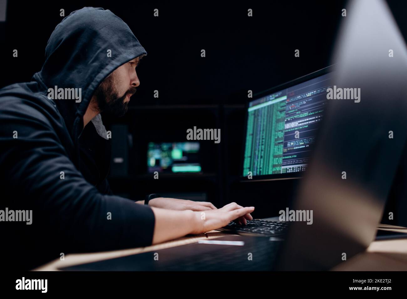 Hacker che commettono crimini informatici Foto Stock