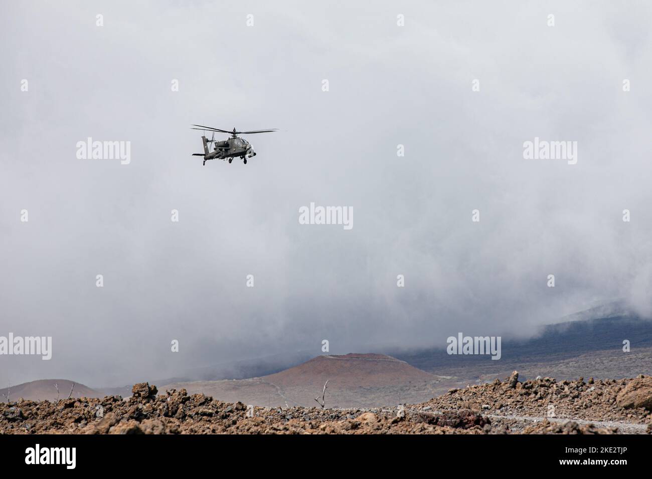 Un Boeing AH-64 Apache dell'esercito degli Stati Uniti con lo Squadron 2nd, il reggimento di cavalleria 6th, la Brigata dell'aviazione di combattimento 25th, la divisione di fanteria 25th, vola sopra un punto di rifornimento durante l'addestramento alla zona di addestramento di Pohakuloa, Hawaii, 3 novembre 2022. Il Joint Pacific Multinational Readiness Center 23-01 è una rotazione di formazione realistica che ci permette di provare il movimento strategico e di allenarci in ambienti e condizioni unici in cui è più probabile che vengano impiegati in caso di crisi o conflitto. (STATI UNITI Foto dell'esercito di Sgt. Rachel Christensen/28th distaccamento degli affari pubblici) Foto Stock