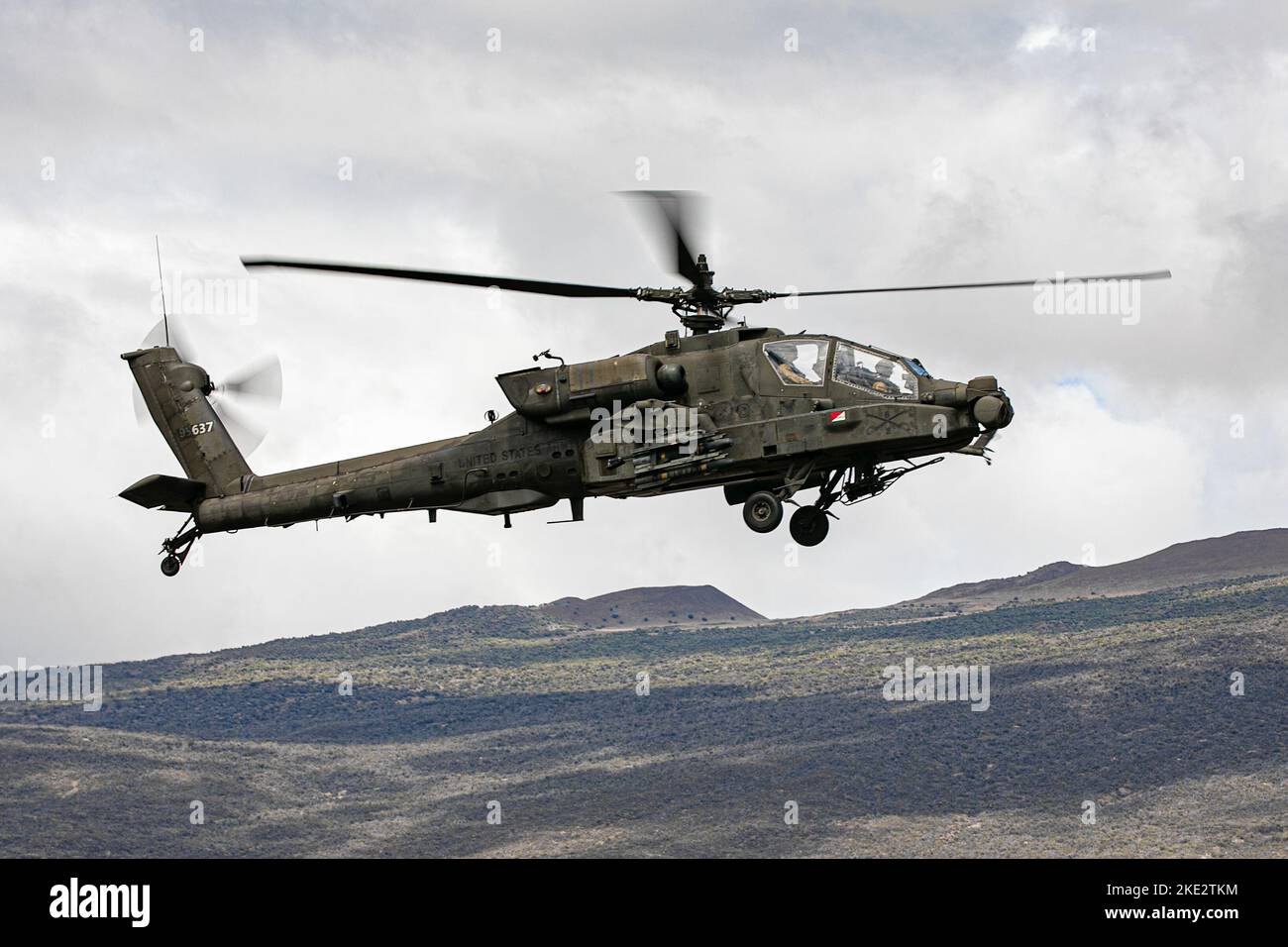 Un Boeing AH-64 Apache dell'esercito degli Stati Uniti con lo Squadron 2nd, il reggimento di cavalleria 6th, la Brigata dell'aviazione di combattimento 25th, la divisione di fanteria 25th, vola sopra un punto di rifornimento durante l'addestramento alla zona di addestramento di Pohakuloa, Hawaii, 3 novembre 2022. Il Joint Pacific Multinational Readiness Center 23-01 è una rotazione di formazione realistica che ci permette di provare il movimento strategico e di allenarci in ambienti e condizioni unici in cui è più probabile che vengano impiegati in caso di crisi o conflitto. (STATI UNITI Foto dell'esercito di Sgt. Rachel Christensen/28th distaccamento degli affari pubblici) Foto Stock