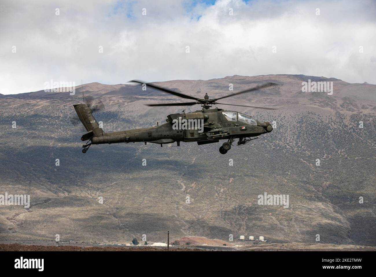 Un Boeing AH-64 Apache dell'esercito degli Stati Uniti con lo Squadron 2nd, il reggimento di cavalleria 6th, la Brigata dell'aviazione di combattimento 25th, la divisione di fanteria 25th, vola sopra un punto di rifornimento durante l'addestramento alla zona di addestramento di Pohakuloa, Hawaii, 3 novembre 2022. Il Joint Pacific Multinational Readiness Center 23-01 è una rotazione di formazione realistica che ci permette di provare il movimento strategico e di allenarci in ambienti e condizioni unici in cui è più probabile che vengano impiegati in caso di crisi o conflitto. (STATI UNITI Foto dell'esercito di Sgt. Rachel Christensen/28th distaccamento degli affari pubblici) Foto Stock