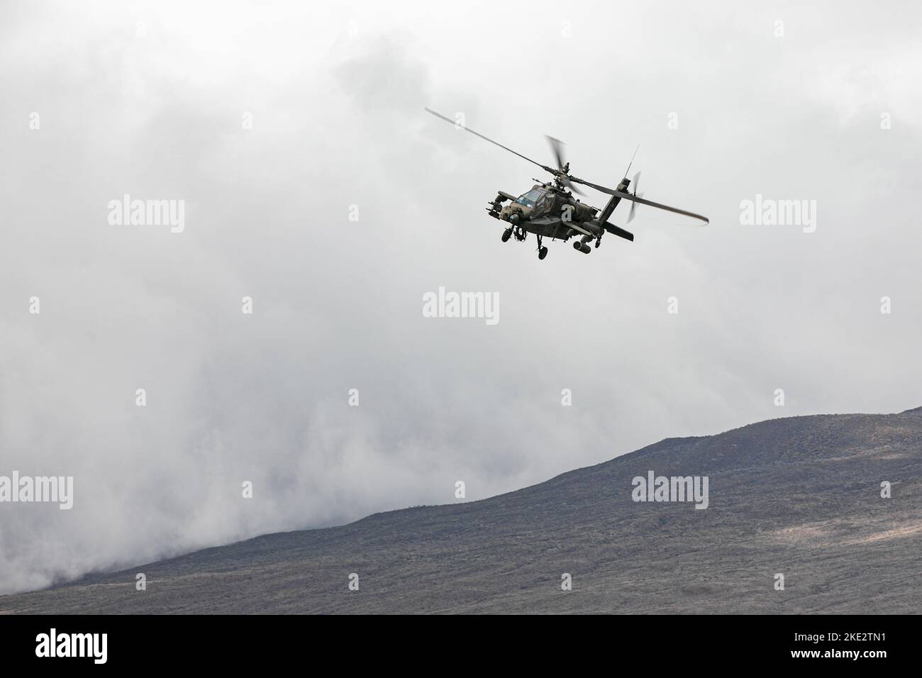 Un Boeing AH-64 Apache dell'esercito degli Stati Uniti con lo Squadron 2nd, il reggimento di cavalleria 6th, la Brigata dell'aviazione di combattimento 25th, la divisione di fanteria 25th, vola sopra un punto di rifornimento durante l'addestramento alla zona di addestramento di Pohakuloa, Hawaii, 3 novembre 2022. Il Joint Pacific Multinational Readiness Center 23-01 è una rotazione di formazione realistica che ci permette di provare il movimento strategico e di allenarci in ambienti e condizioni unici in cui è più probabile che vengano impiegati in caso di crisi o conflitto. (STATI UNITI Foto dell'esercito di Sgt. Rachel Christensen/28th distaccamento degli affari pubblici) Foto Stock