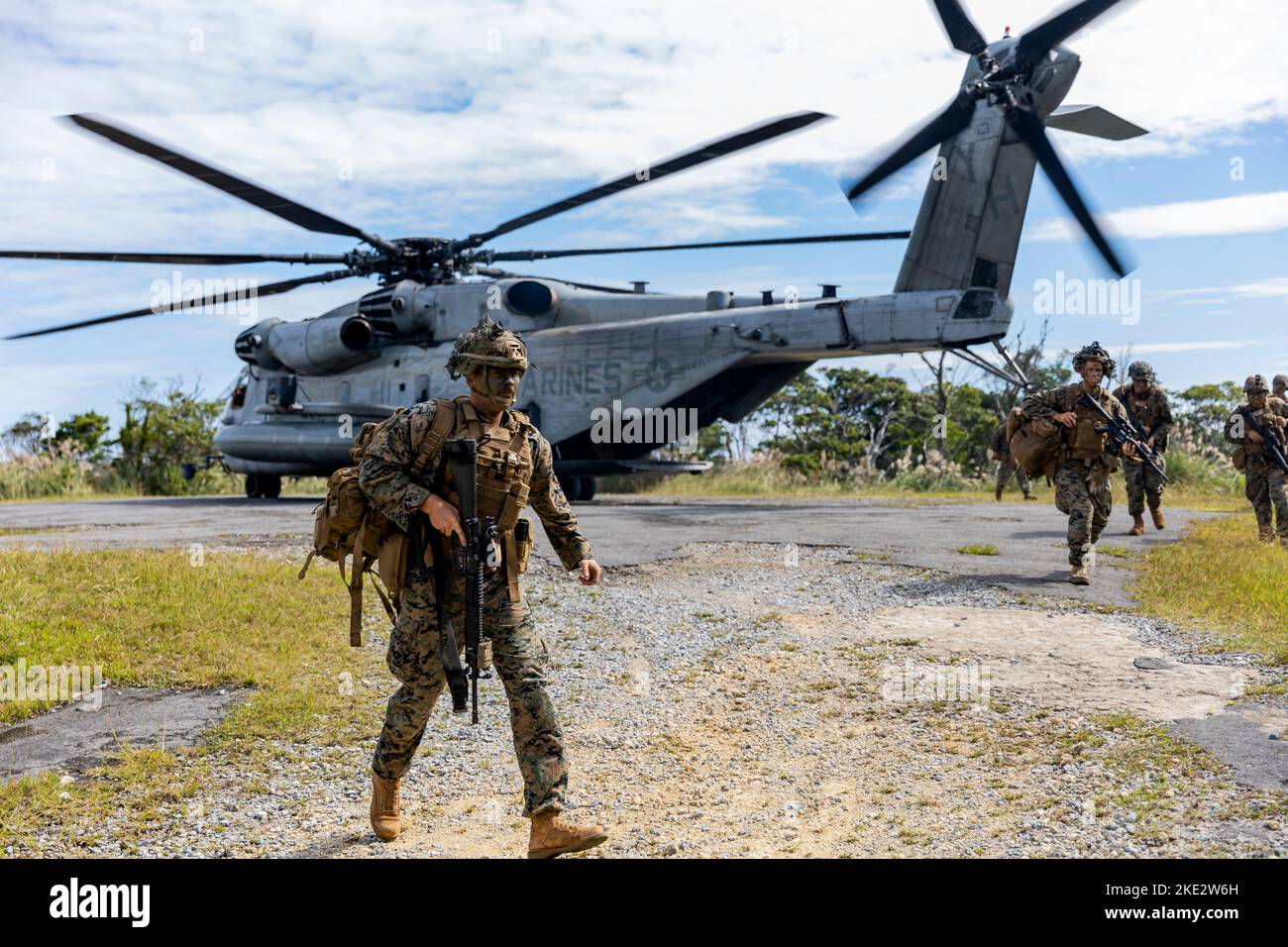 CPL. Marine USA Branden J. Plowman, un addetto alla manutenzione delle affissioni con Marine Wing Support Squadron (MWSS) 172, si allontana da un CH-53 collegato a Marine Heavy Helicopter Squadron (HMH) 361, durante un esercizio sul campo (FEX) a Camp Gonsalves, Okinawa, Giappone, 3 novembre 2022. Il Combat Engineer Platoon di MWSS-172 ha condotto il FEX per supportare una prova di concetto per la ricognizione di spedizione, la selezione della zona di atterraggio e la sdoganamento della zona di atterraggio. (STATI UNITI Corpo marino foto di Sgt. Gerardo W. Cano) Foto Stock