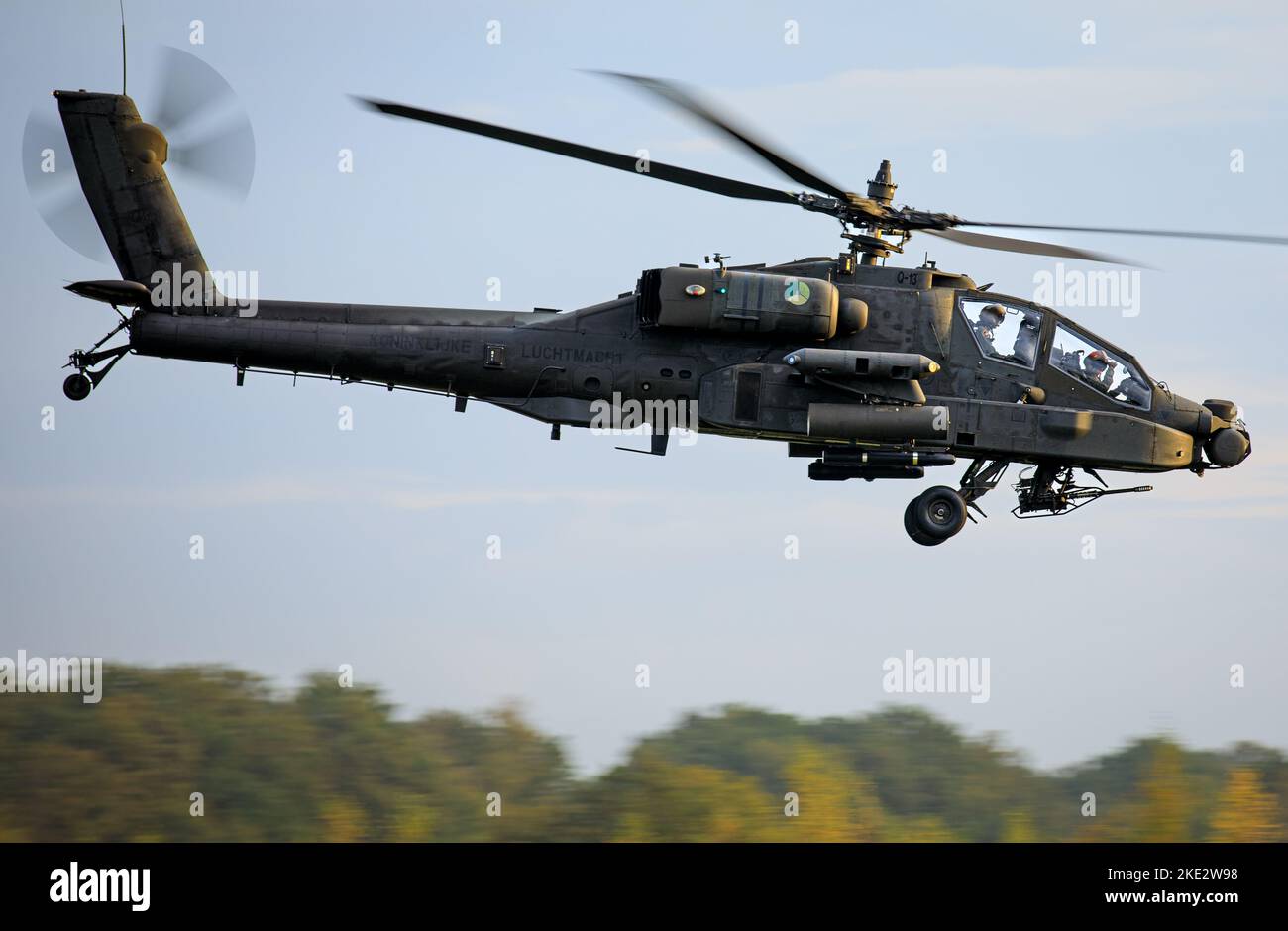 Un elicottero AH-64D Apache Attack appartenente all'Olanda Defence Helicopter Command Flys by Falcon Autunno 22 a Vredepeel, Paesi Bassi, 4 novembre 2022. La CABINA 12 è, tra le altre unità, assegnata a V Corps, il Forward Deployed Corps americano in Europa. Lavorano insieme agli alleati della NATO e ai partner di sicurezza regionali per fornire forze pronte per il combattimento, eseguire esercitazioni di formazione congiunte e multinazionali e mantenere il comando e il controllo di tutte le unità rotazionali e assegnate nel Teatro europeo. (STATI UNITI Foto dell'esercito del personale Sgt. Thomas Mort) Foto Stock
