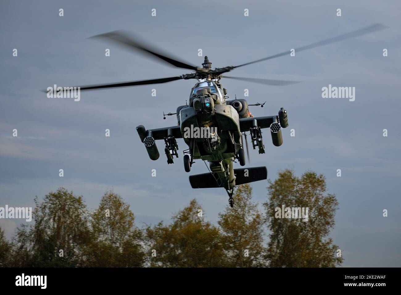 Un elicottero AH-64D Apache Attack appartenente al Netherlands Defence Helicopter Command si prepara ad atterrare durante l'esercizio Falcon Autunno 22 a Vredepeel, Paesi Bassi, 4 novembre 2022. La CABINA 12 è, tra le altre unità, assegnata a V Corps, il Forward Deployed Corps americano in Europa. Lavorano insieme agli alleati della NATO e ai partner di sicurezza regionali per fornire forze pronte per il combattimento, eseguire esercitazioni di formazione congiunte e multinazionali e mantenere il comando e il controllo di tutte le unità rotazionali e assegnate nel Teatro europeo. (STATI UNITI Foto dell'esercito del personale Sgt. Thomas Mort) Foto Stock