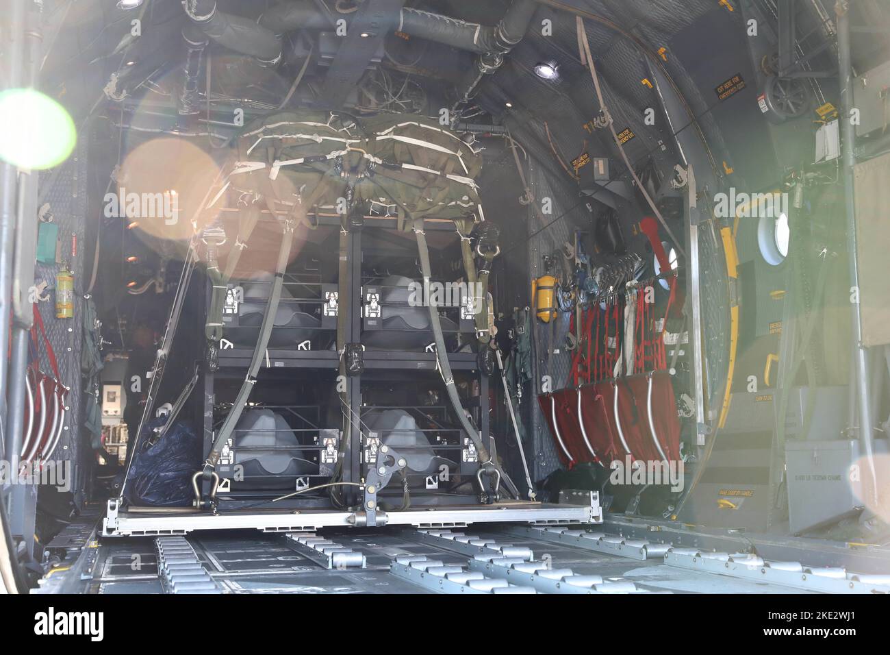 I membri delle forze aeree polacche contribuiscono a caricare gli effetti di precisione pallettizzati il 8 novembre 2022 a Podyz, Polonia. Questo corso di formazione è una continuazione delle precedenti iterazioni con il comando speciale per le operazioni in Europa (SOCEUR) degli Stati Uniti. Gli alleati e i partner degli Stati Uniti e della NATO rimangono impegnati nella difesa collettiva e nella sicurezza cooperativa in tutto il Teatro europeo. Gli alleati e i partner della NATO in Europa hanno avuto la capacità di effetti di precisione pallettizzati nel loro inventario delle armi e si sono formati con gli esperti degli Stati Uniti dal 2011. (STATI UNITI Esercito video di SPC. Mercedes Johnson) Foto Stock