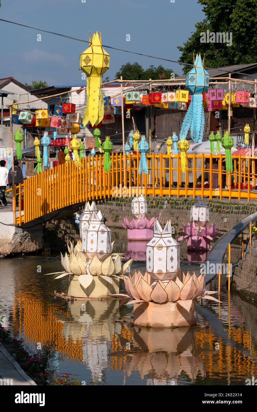 Klong Mae Kha splendidamente decorato su entrambi i lati per la tradizione Yi Peng o Loy Krathong il 9 novembre 2022 a Chiangmai, Thailandia. Foto Stock