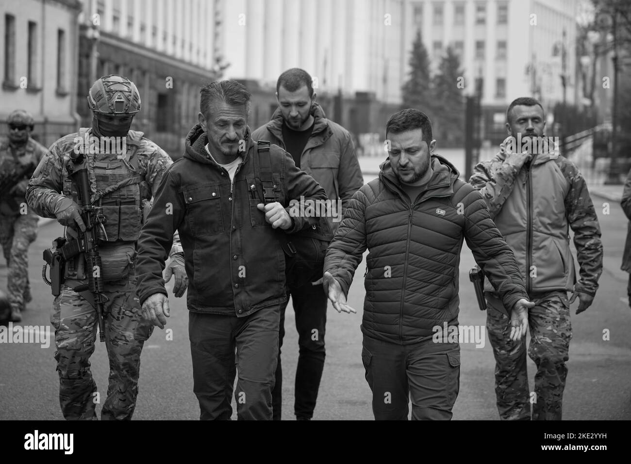 Il presidente ucraino Volodymyr Zelensky ha tenuto un incontro con l'attore, regista, sceneggiatore e produttore americano Sean Penn, vincitore di Oscar, che viene in Ucraina per la terza volta durante l'invasione su vasta scala della Russia. Il Capo dello Stato ha ringraziato Sean Penn per l'attenzione e il sostegno all'Ucraina e al suo popolo sin dall'inizio di questa guerra. Volodymyr Zelenskyy ha parlato della situazione attuale nel paese. Gli interlocutori hanno discusso le possibilità di sostenere l'Ucraina e di tenere l'attenzione del mondo concentrata sui tragici eventi che si stanno svolgendo. Foto Stock