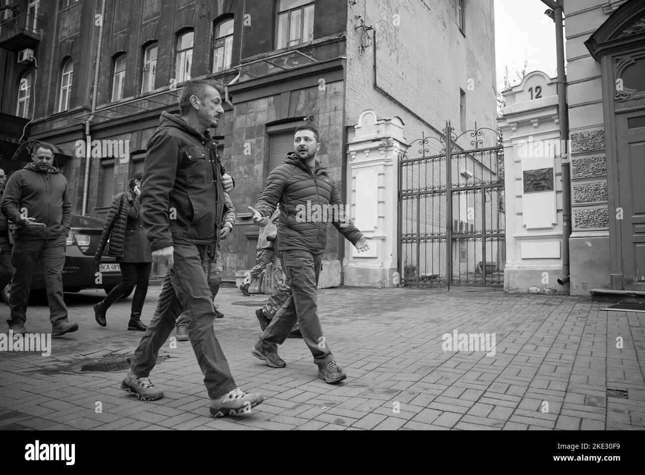 Il presidente ucraino Volodymyr Zelensky ha tenuto un incontro con l'attore, regista, sceneggiatore e produttore americano Sean Penn, vincitore di Oscar, che viene in Ucraina per la terza volta durante l'invasione su vasta scala della Russia. Il Capo dello Stato ha ringraziato Sean Penn per l'attenzione e il sostegno all'Ucraina e al suo popolo sin dall'inizio di questa guerra. Volodymyr Zelenskyy ha parlato della situazione attuale nel paese. Gli interlocutori hanno discusso le possibilità di sostenere l'Ucraina e di tenere l'attenzione del mondo concentrata sui tragici eventi che si stanno svolgendo. Foto Stock