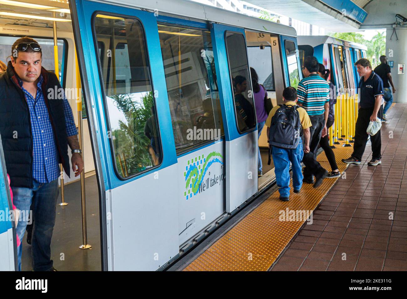 Miami Florida, Metromover, stazione, navetta gratuita per il centro città, passeggeri, passeggeri, motociclisti, imbarco, uomo ispanico uomo maschio, FL131231275 Foto Stock