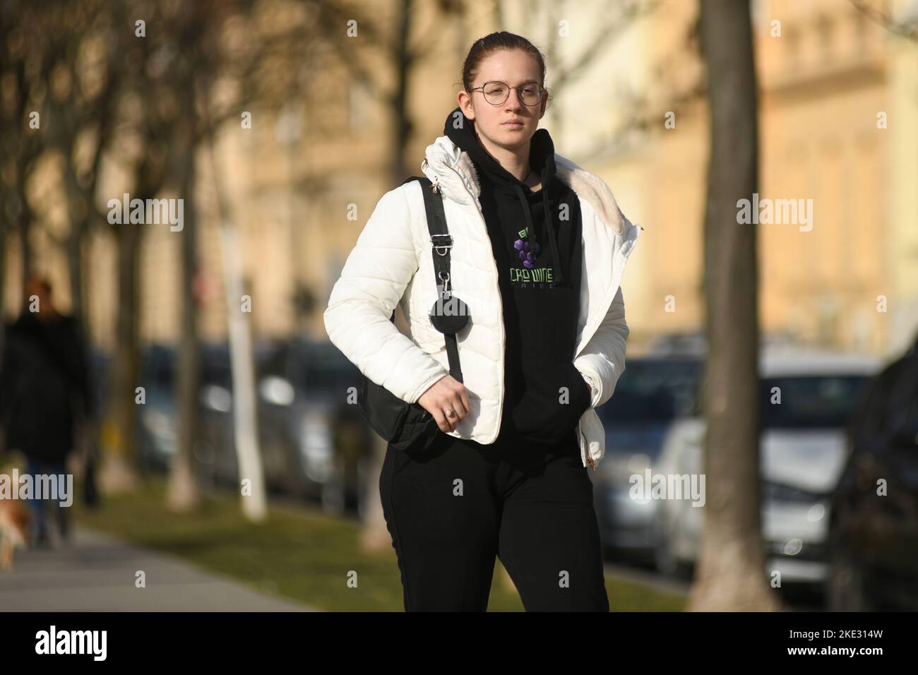 Giovane donna che cammina in Piazza del Re Tomislav (Trg Kralja Tomislava) durante l'inverno. Zagabria, Croazia. Foto Stock