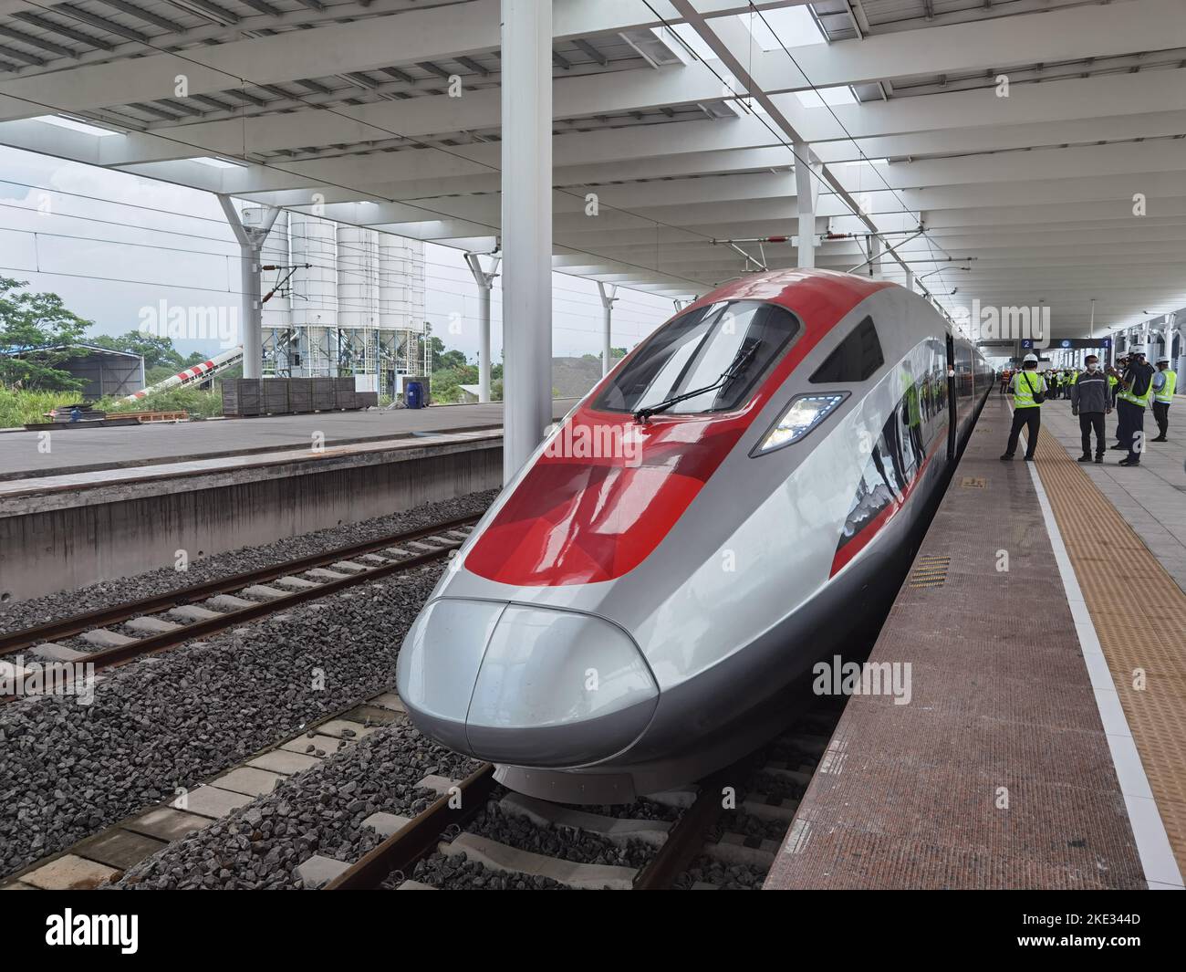 Bandung. 10th Nov 2022. Questa foto scattata il 9 novembre 2022 mostra il parcheggio elettrico di più unità presso la stazione Tegalluar della ferrovia ad alta velocità Jakarta-Bandung a Bandung, Indonesia. Il test a caldo del sistema di catenaria della sezione sperimentale della ferrovia ad alta velocità (HSR) di Jakarta-Bandung è iniziato mercoledì, segnato dalla lenta partenza delle unità elettriche multiple cinesi dalla stazione Tegalluar di Bandung. Credit: Notizie dal vivo su Xinhua/Alamy Foto Stock