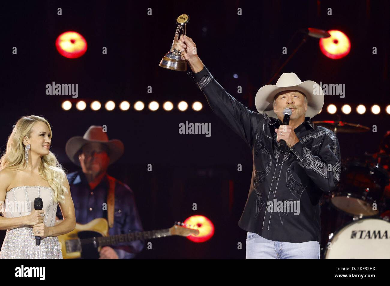 Nashville, Stati Uniti. 09th Nov 2022. Alan Jackson festeggia il Willie Nelson Lifetme Achievemt Award durante i 56th Annual CMA Awards alla Bridgestone Arena di Nashville, Tennessee, mercoledì 9 novembre 2022. Foto di John Angelillo/UPI Credit: UPI/Alamy Live News Foto Stock