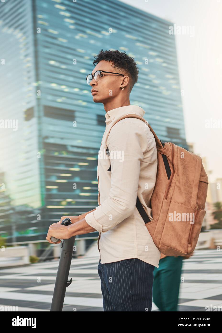 Hippster uomo d'affari, scooter elettrici e viaggi in città, trasporti e movimento urbano per sostenibilità, impronta di carbonio e eco-friendly Foto Stock