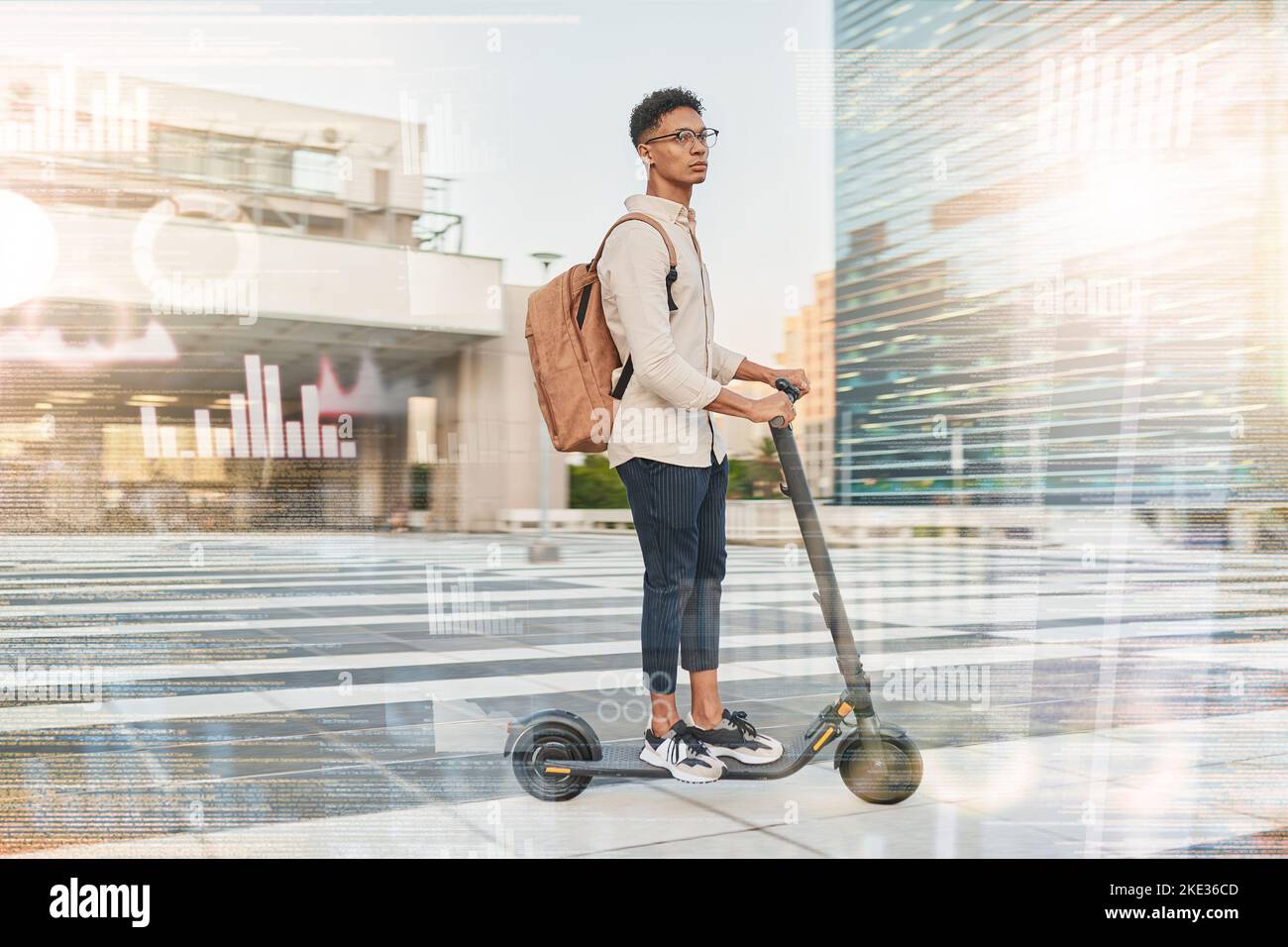 Uomo d'affari, viaggia su scooter elettrico o dati di marketing futuristici, rete 5g o rete di rete urbana in città o strada. Visione, analisi dei dati o. Foto Stock