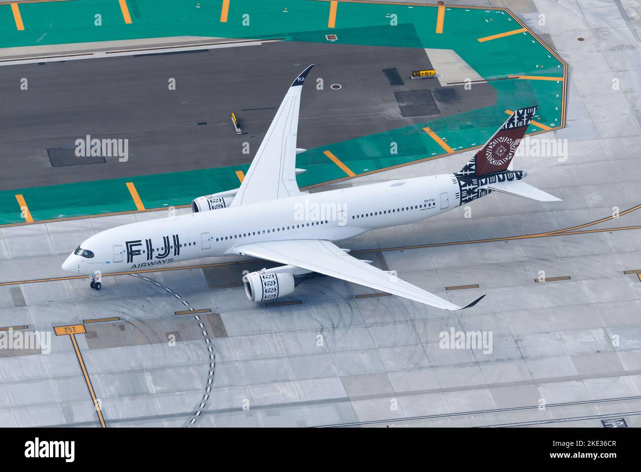 Fiji Airways Airbus A350 tassare gli aerei. Aereo A350-900, noto anche come A350-900XWB, della compagnia aerea Fiji Airways registrata come DQ-FAJ. Aereo da Figi. Foto Stock