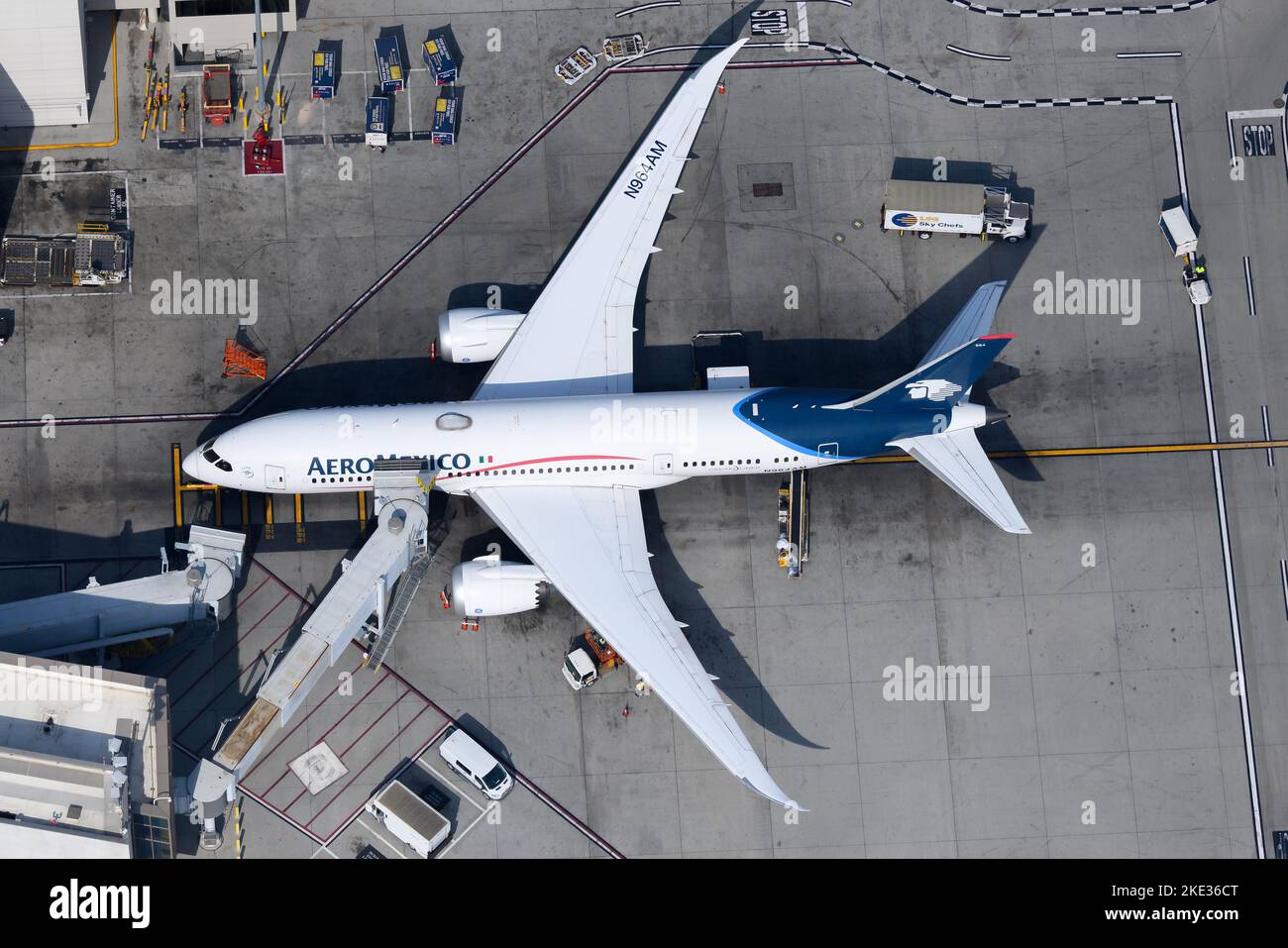Aeromexico Boeing 787 velivolo parcheggiato. Velivolo modello 787-8 registrato come N964AM appartenente ad Aeromexico dal Messico, conosciuto anche come Aero Messico. Foto Stock