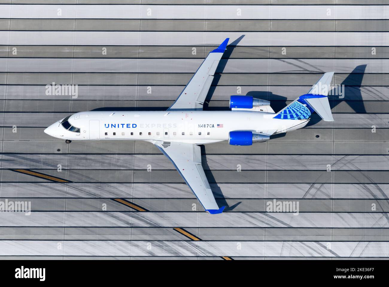 Velivolo United Express Mitsubishi CRJ-200 sopra la soglia di pista. AEREO CRJ200 / CRJ-200ER. Aereo N487CA gestito da SkyWest Airlines. Foto Stock