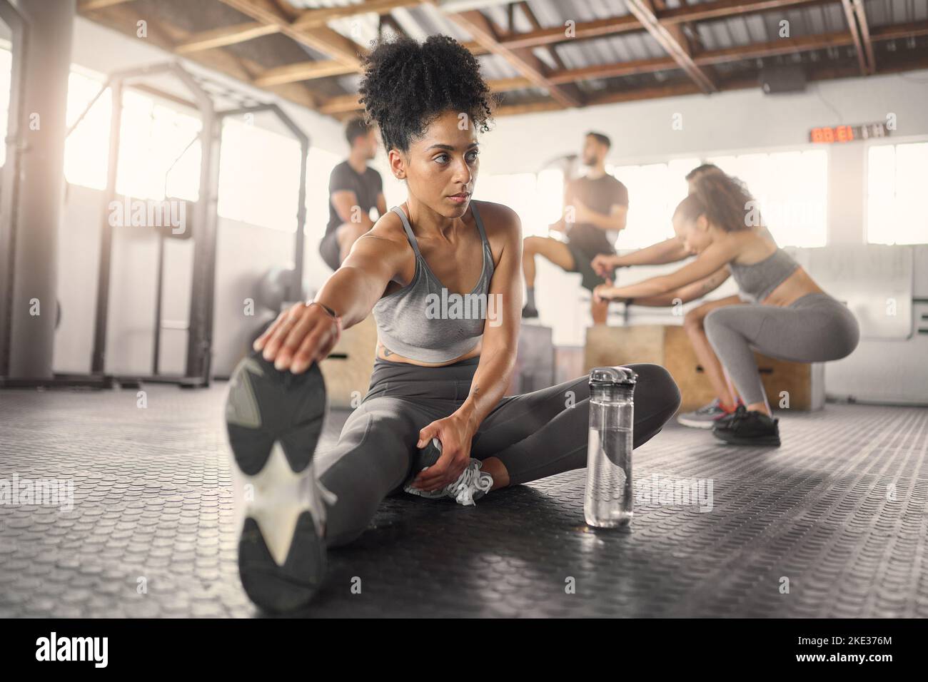 Stretching, fitness e allenamento con donna nera in palestra con bottiglia  d'acqua per esercizi, sport e allenamento. Salute, benessere ed energia con  la ragazza e Foto stock - Alamy