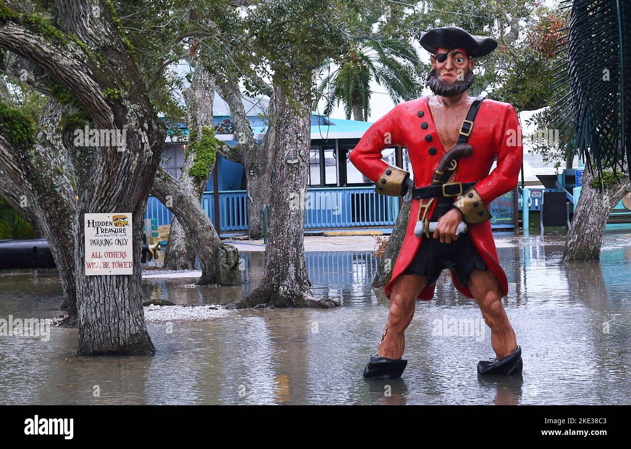 Ponce Inlet, Stati Uniti. 09th Nov 2022. Una statua pirata si erge nel parcheggio allagato dell'Hidden Treasure Rum Bar and Grill a Ponce Inlet, Florida, mentre Tropical Storm Nicole si avvicina alla costa della Florida con un'attesa caduta come un uragano di categoria 1. (Foto di Paul Hennessy/SOPA Images/Sipa USA) Credit: Sipa USA/Alamy Live News Foto Stock