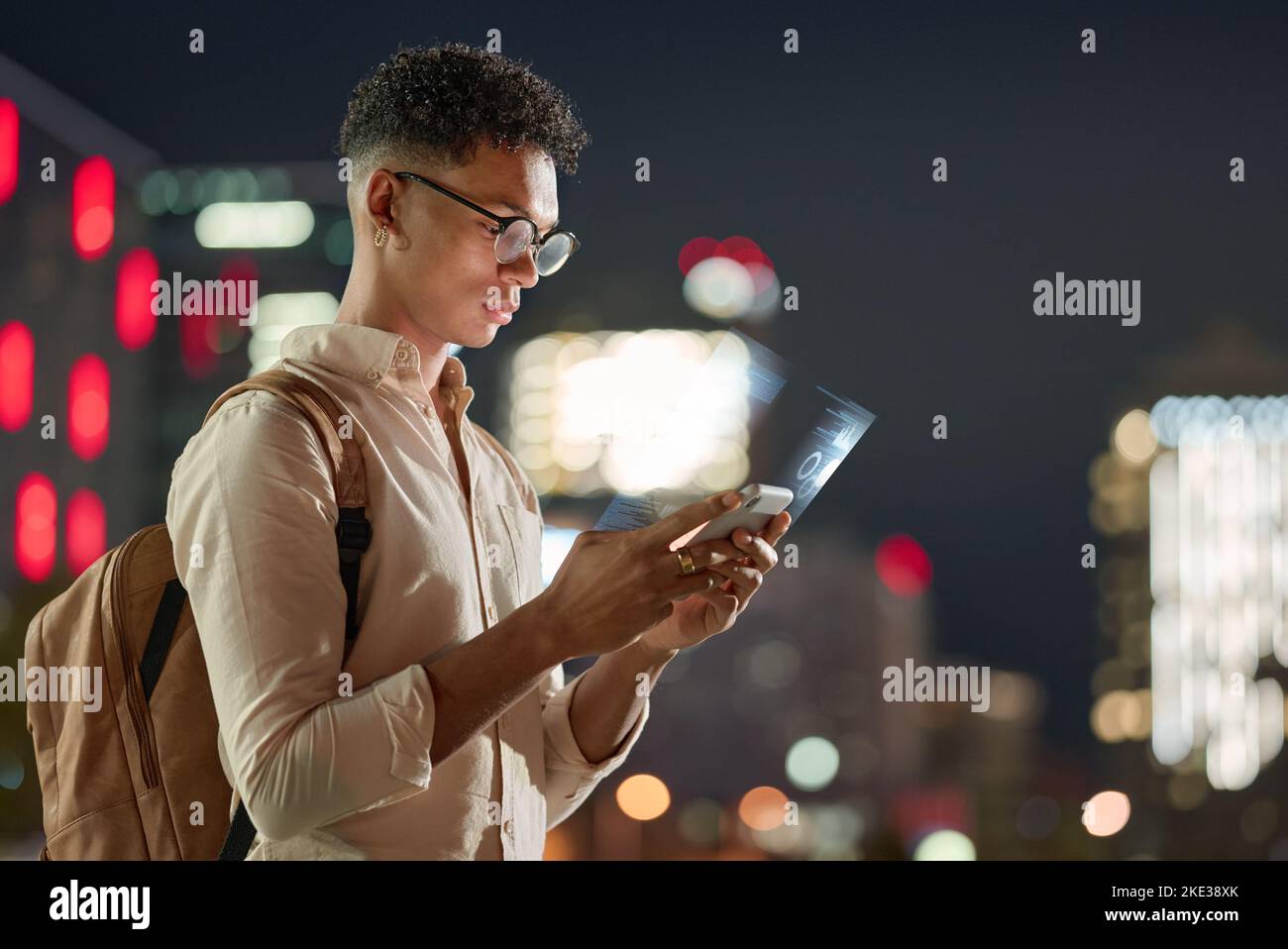 Luci notturne, uomo con telefono, tecnologia e comunicazione futuristica on-line con bokeh. Social media, vita urbana e giovani hipster a digitare Foto Stock