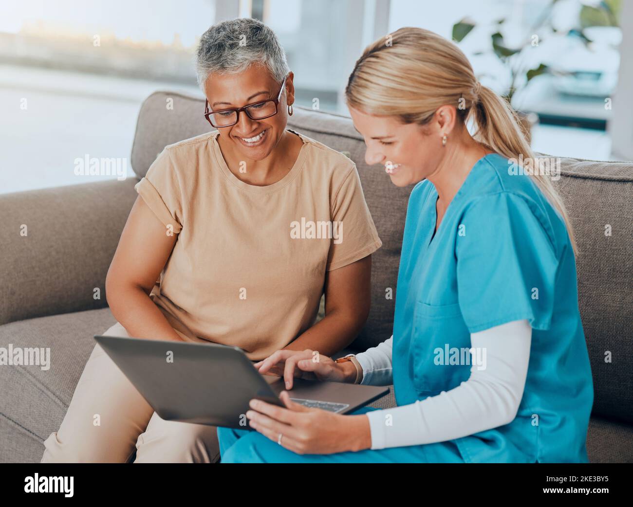 Notebook, assistenza sanitaria e vita assistita con una donna e un infermiere che parla dei risultati dei test in una casa di riposo. Computer, medicina e medico con un Foto Stock
