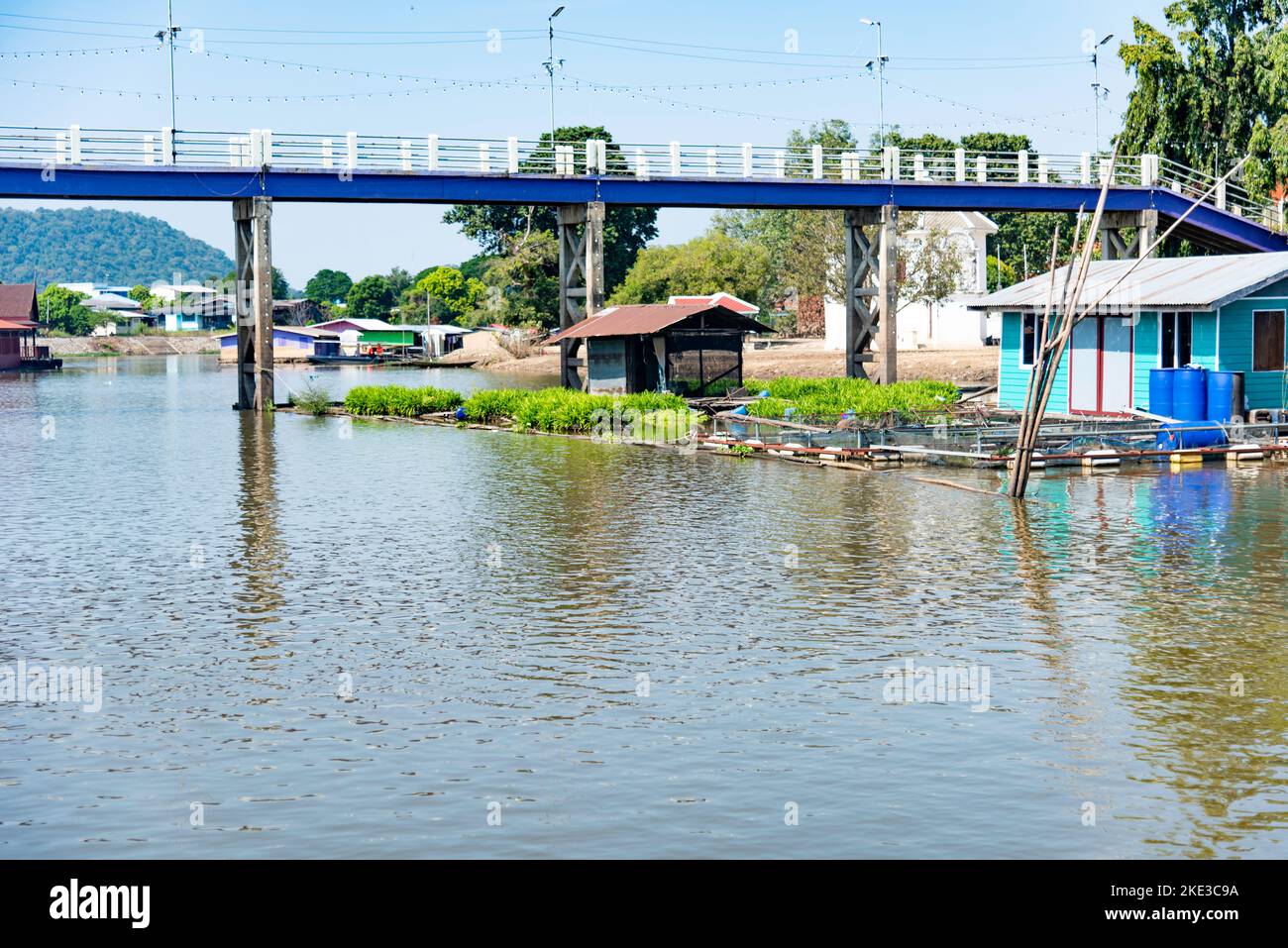Tailandia 10-11-2022 uno de los Ríos donde viven los trabajadores del campo en pobreza extrema los sueldos bajos y comen de l Foto Stock