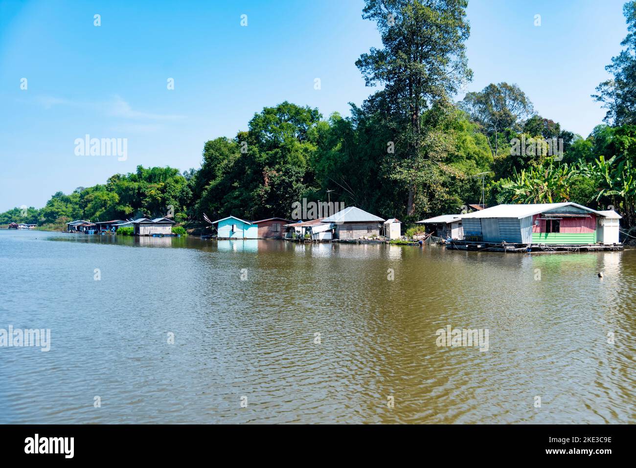 Tailandia 10-11-2022 uno de los Ríos donde viven los trabajadores del campo en pobreza extrema los sueldos bajos y comen de l Foto Stock