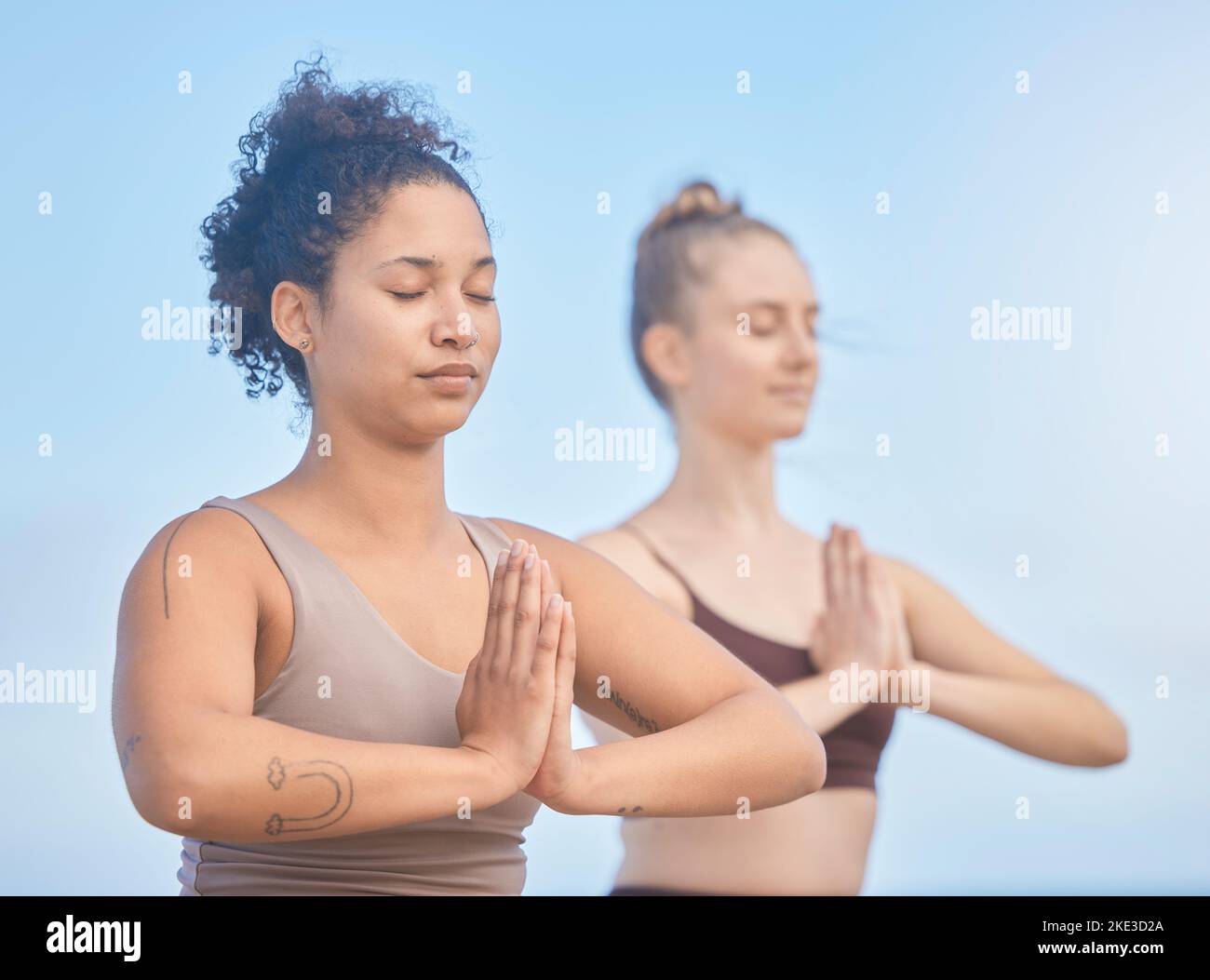 Yoga, meditazione e donne con esercizio in natura per rilassarsi, respirare e prendersi cura della loro mente. Fitness, motivazione e formazione di amici per il benessere Foto Stock