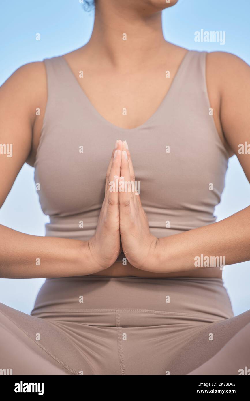 Meditazione Zen, mani e donne pregano per la salute mentale spirituale o preghiera di culto yoga in natura. Consapevolezza, equilibrio e mediare per una fede sana Foto Stock