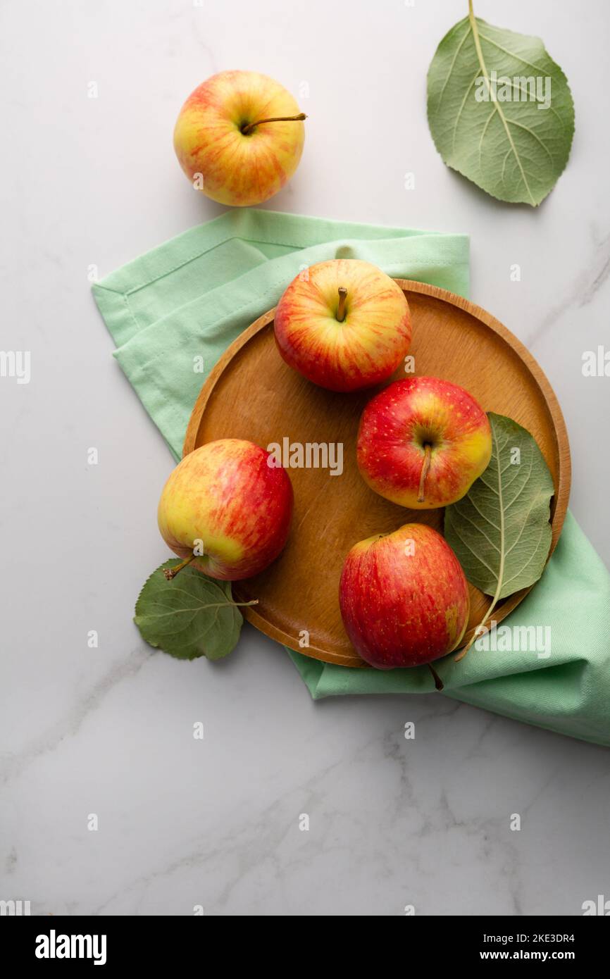 Vista dall'alto delle mele sulla frutta da tavola in marmo chiaro Foto Stock