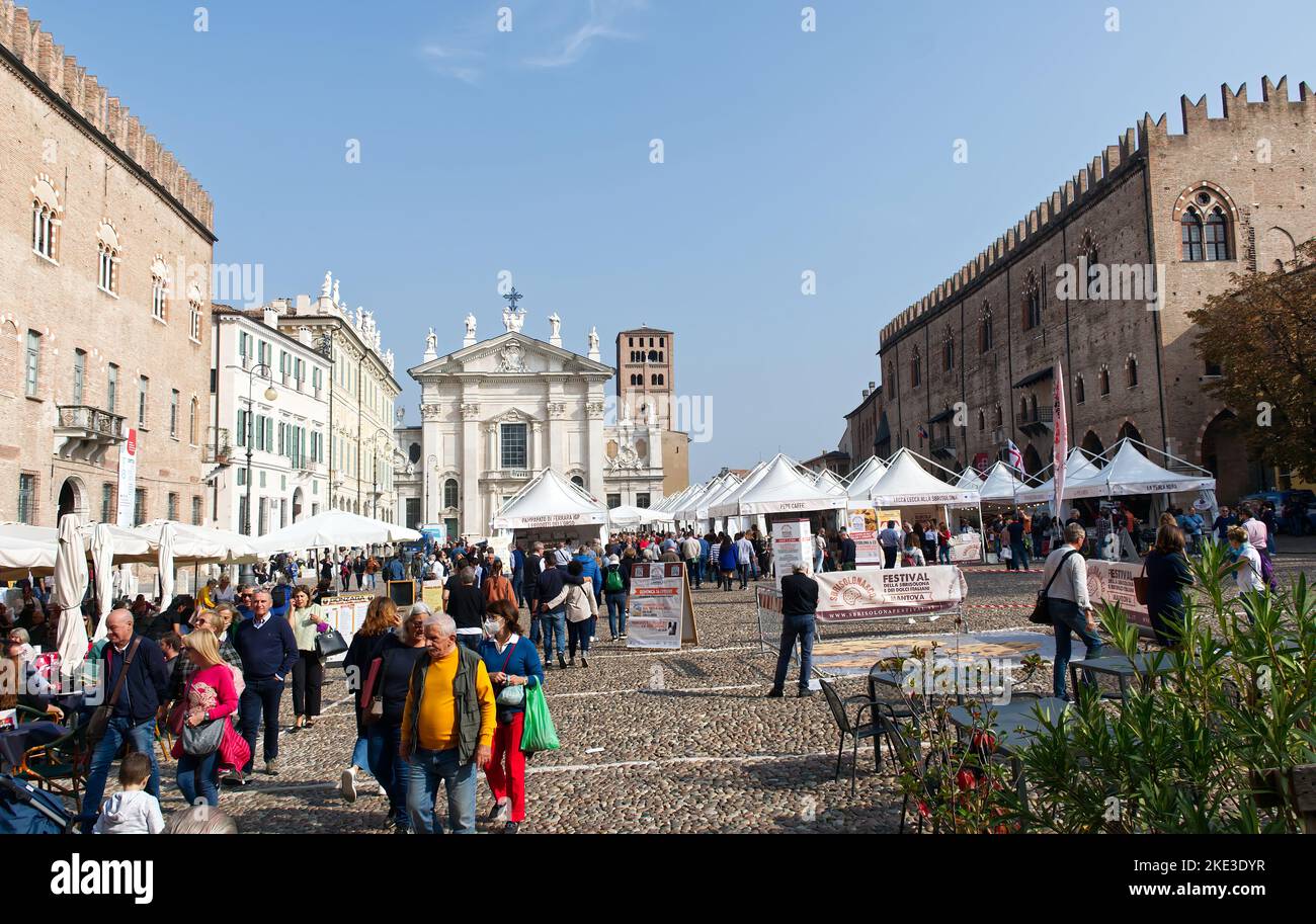 Festival della Sbrisolona (dolce tradizionale) e dolci italiani in Piazza Sordello. Mantova, Italia Foto Stock