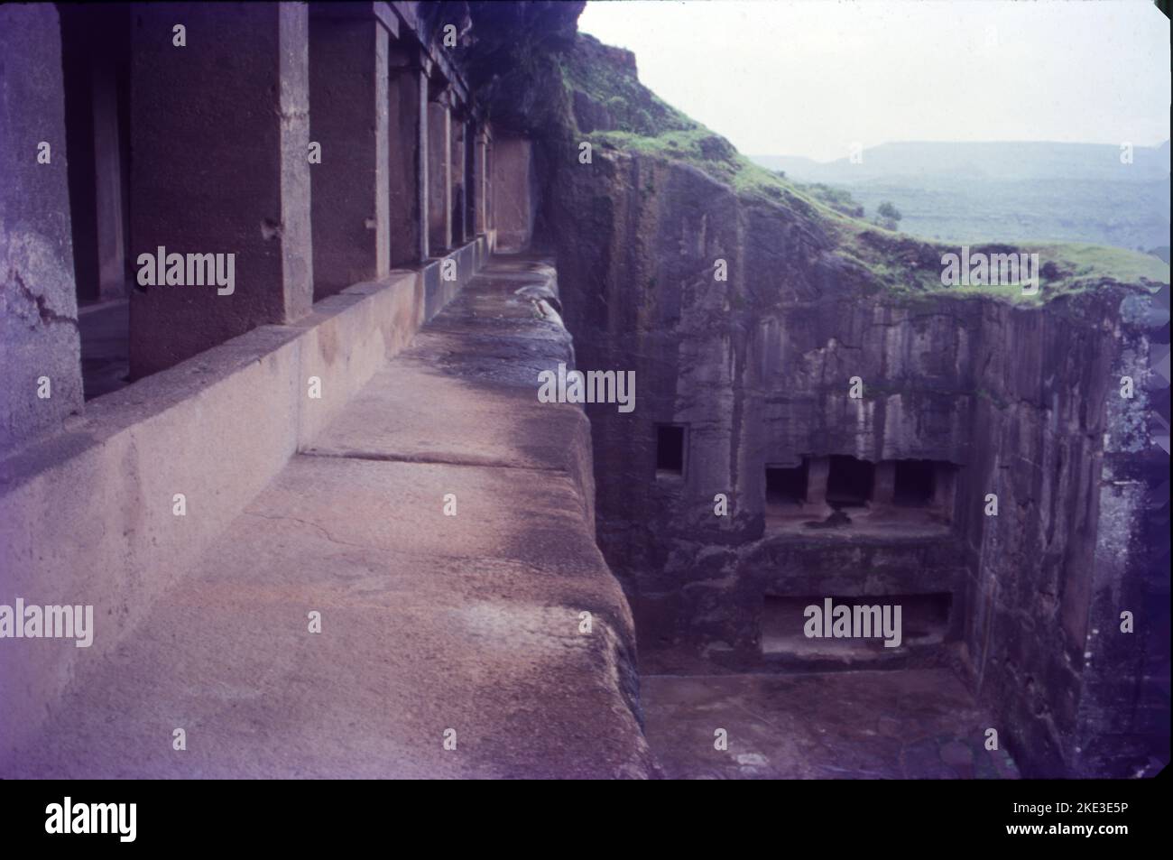 Grotte di Ellora:- questo è un sito patrimonio dell'umanità dell'UNESCO situato nel ghat occidentale della catena montuosa di sahyadri, sul fiume waghora, nel distretto di Aurangabad di Maharashtra. E' una delle piu' grandi caverne del Tempio Indù scavate nella roccia. Le grotte di Ellora sono famose per il Buddismo e rappresentano la sede delle divinità buddiste. Le grotte prominenti sono Cave15 Cave of Ten incarnations, Cave 16 Kailasa il più grande tempio monolitico, Cave 21 Ramesvara e Cave 29 Dumar Lena. Foto Stock