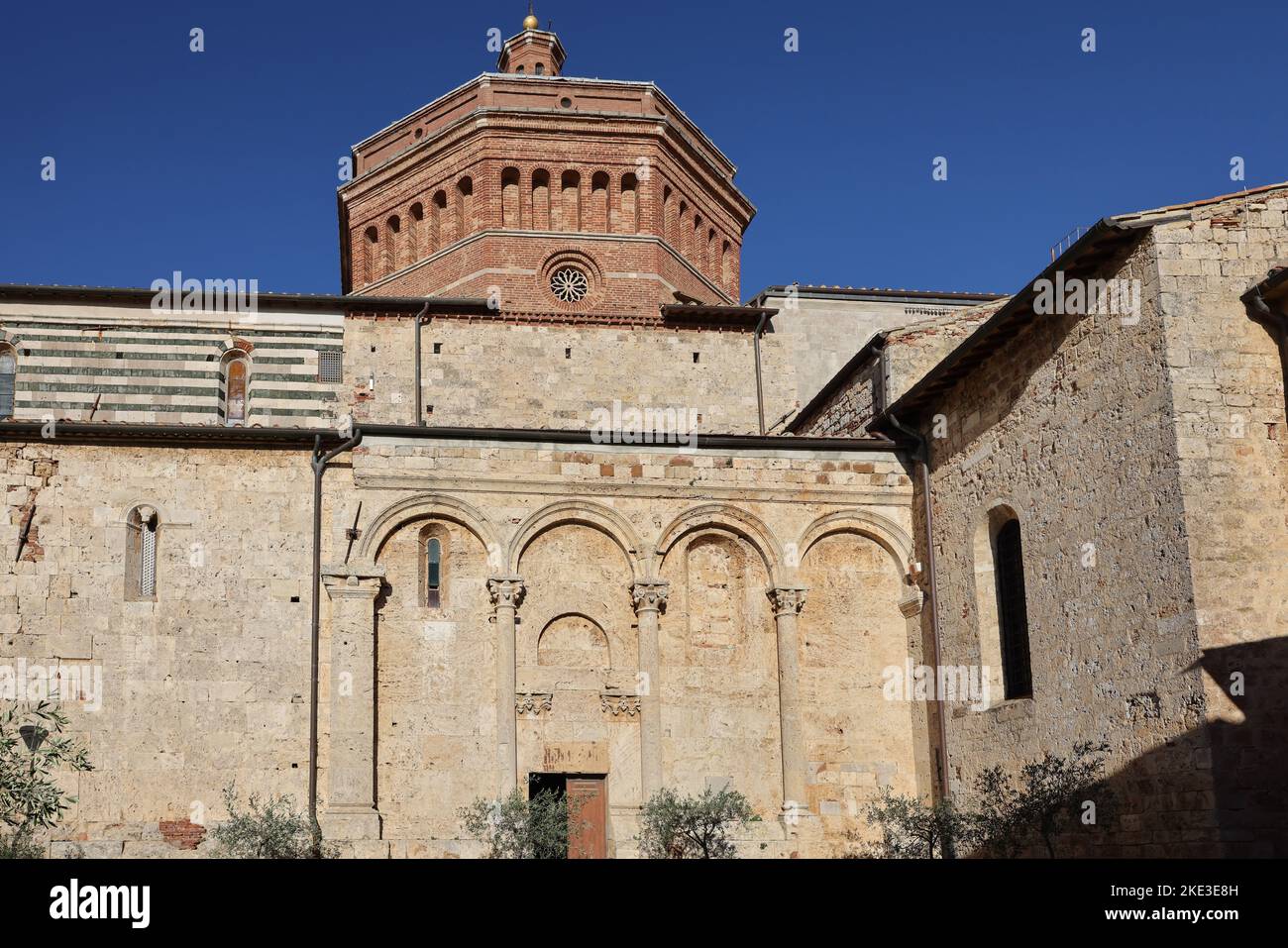 Vista sul Duomo di San Cerbonio con il Campanile in Piazza Garibaldi a massa Marittima. Italia Foto Stock