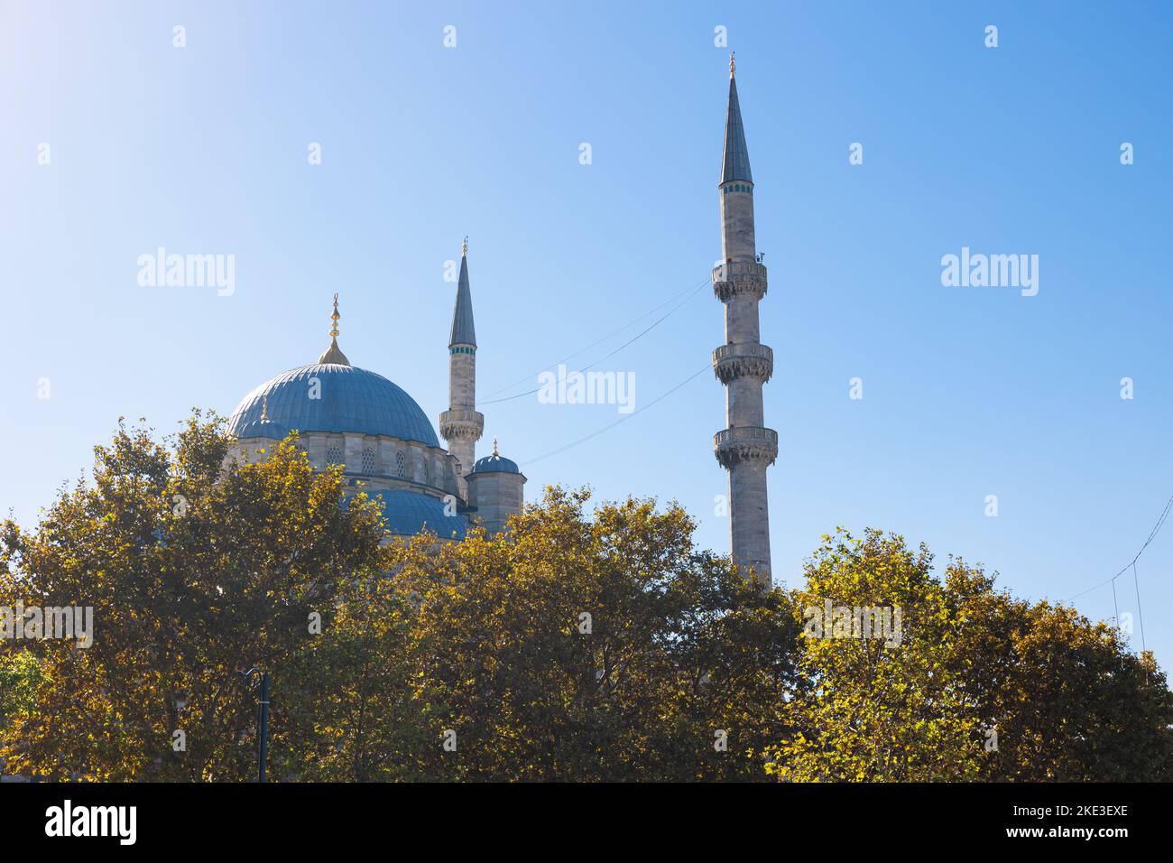 Eminonu Yeni Cami o Nuova Moschea con alberi autunnali. Foto di sfondo delle moschee di Istanbul. Viaggio a Istanbul. Foto Stock