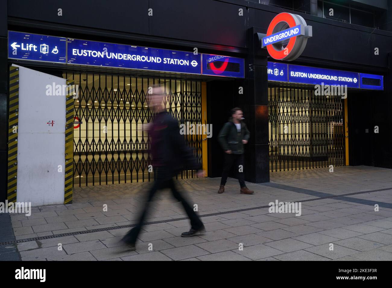 Chiuse le persiane all'ingresso della stazione della metropolitana Euston nel centro di Londra, durante uno sciopero dei membri del sindacato ferroviario, marittimo e dei trasporti (RMT) e di Unite, in una disputa a lungo in corso su posti di lavoro e pensioni. Lo sciopero dei lavoratori dei trasporti a Londra dovrebbe causare il caos dei viaggi con servizi limitati sulla metropolitana. Data immagine: Giovedì 10 novembre 2022. Foto Stock