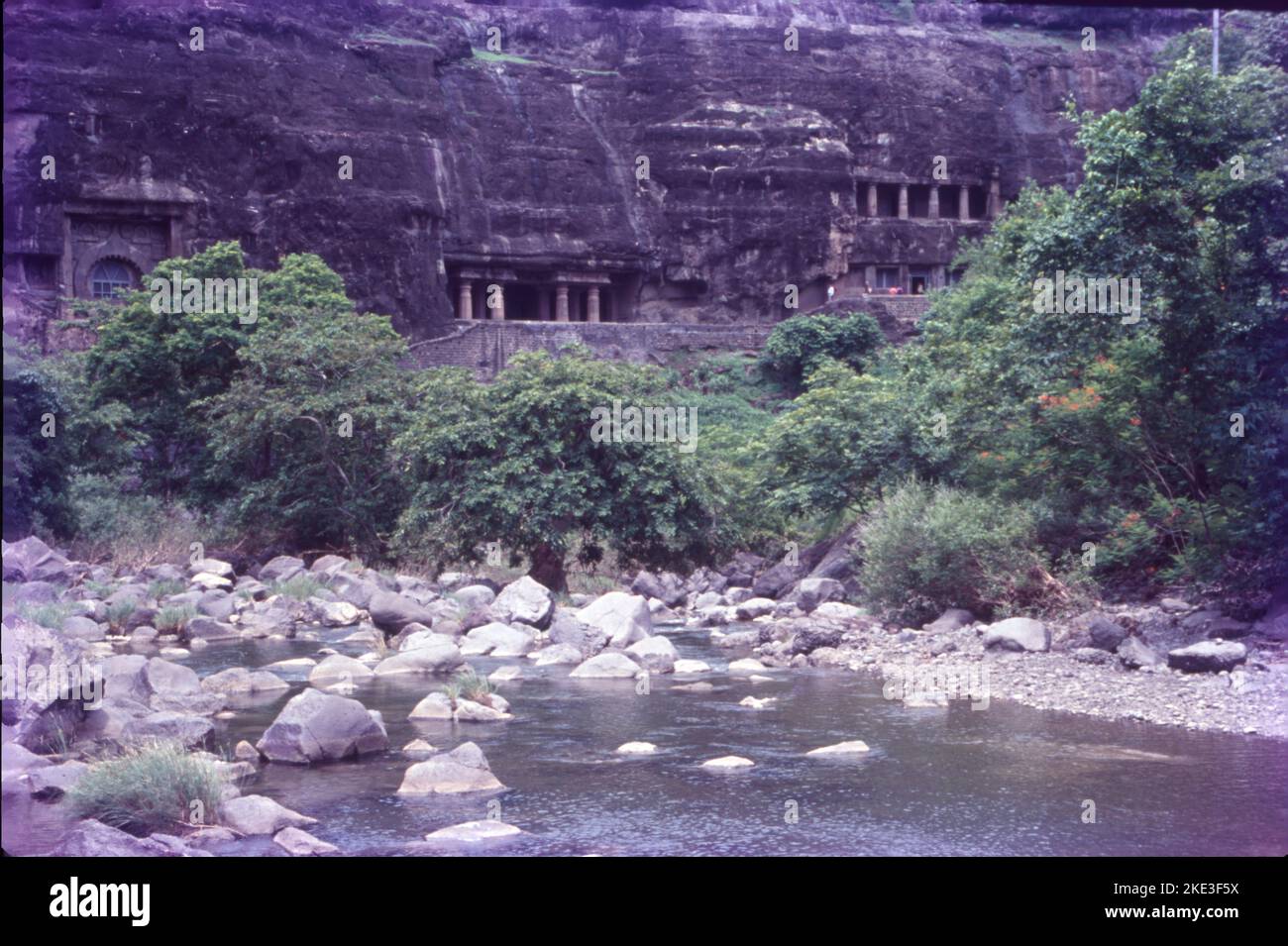 Le grotte di Ajanta esemplificano uno dei più grandi successi dell'antica architettura buddista scavata nella roccia. Le tradizioni artistiche di Ajanta presentano un importante e raro esemplare di arte, architettura, pittura e storia socio-culturale, religiosa e politica della società contemporanea in India. Ajanta è anche di bei dipinti realizzati sulle pareti delle grotte sul tema del Buddismo. Foto Stock