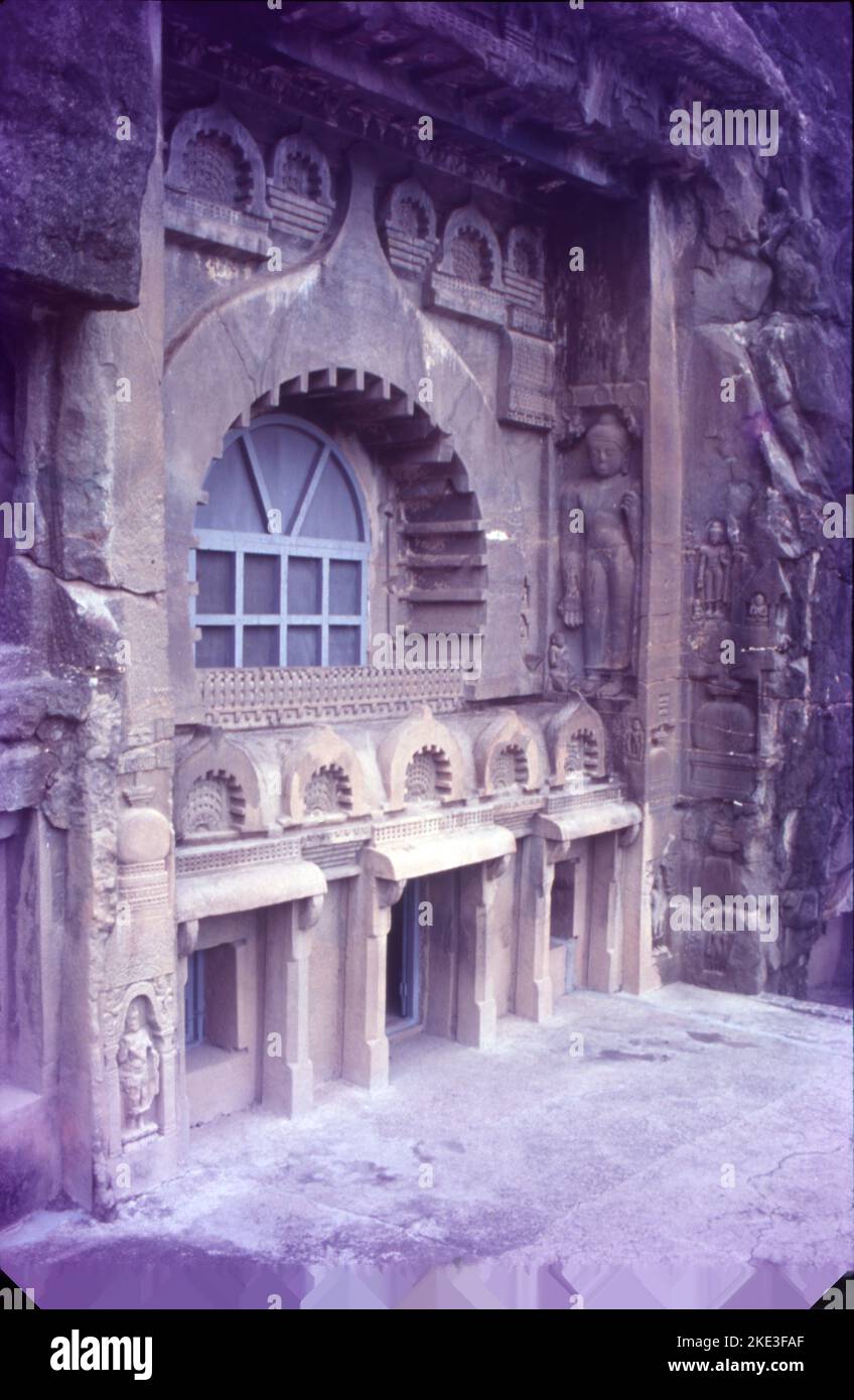 Le grotte di Ajanta esemplificano uno dei più grandi successi dell'antica architettura buddista scavata nella roccia. Le tradizioni artistiche di Ajanta presentano un importante e raro esemplare di arte, architettura, pittura e storia socio-culturale, religiosa e politica della società contemporanea in India. Ajanta è anche di bei dipinti realizzati sulle pareti delle grotte sul tema del Buddismo. Foto Stock