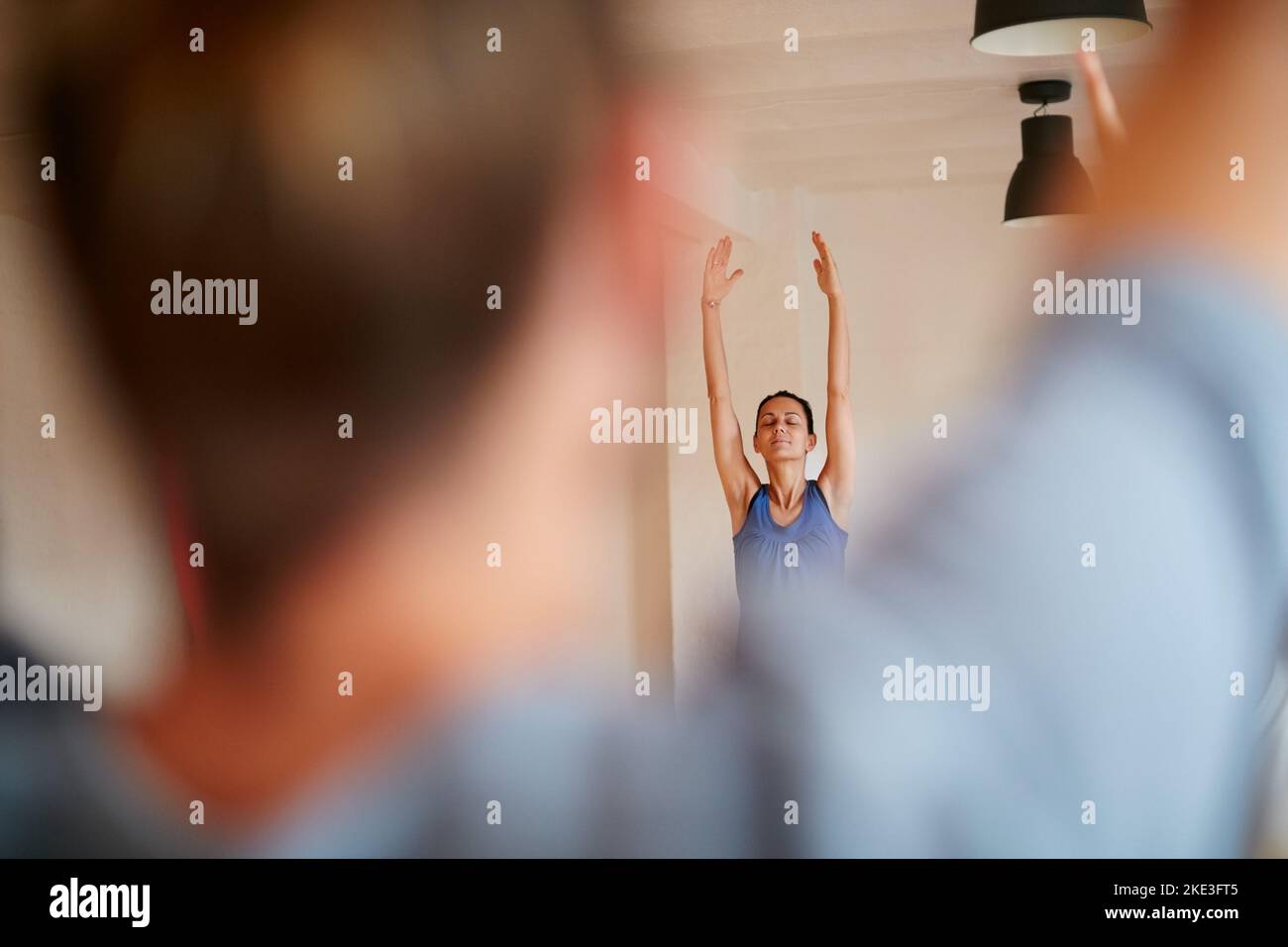 Siate consapevoli della bellezza della connessione mente-corpo. Persone che praticano lo yoga in uno studio. Foto Stock