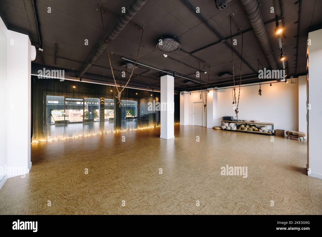 L'interno della sala fitness. Palestra per lezioni di yoga Foto Stock