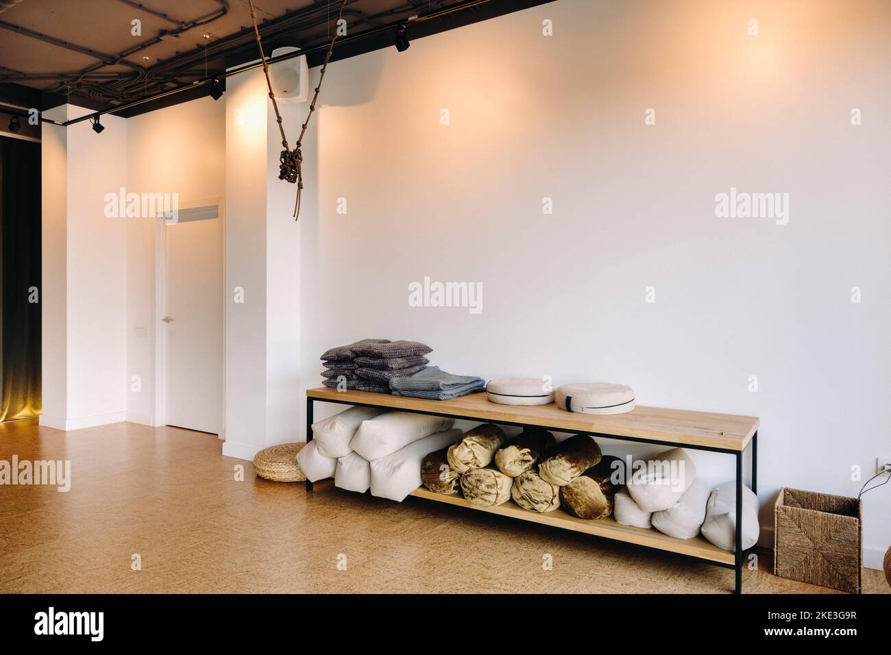 L'interno della sala fitness. Palestra per lezioni di yoga Foto Stock