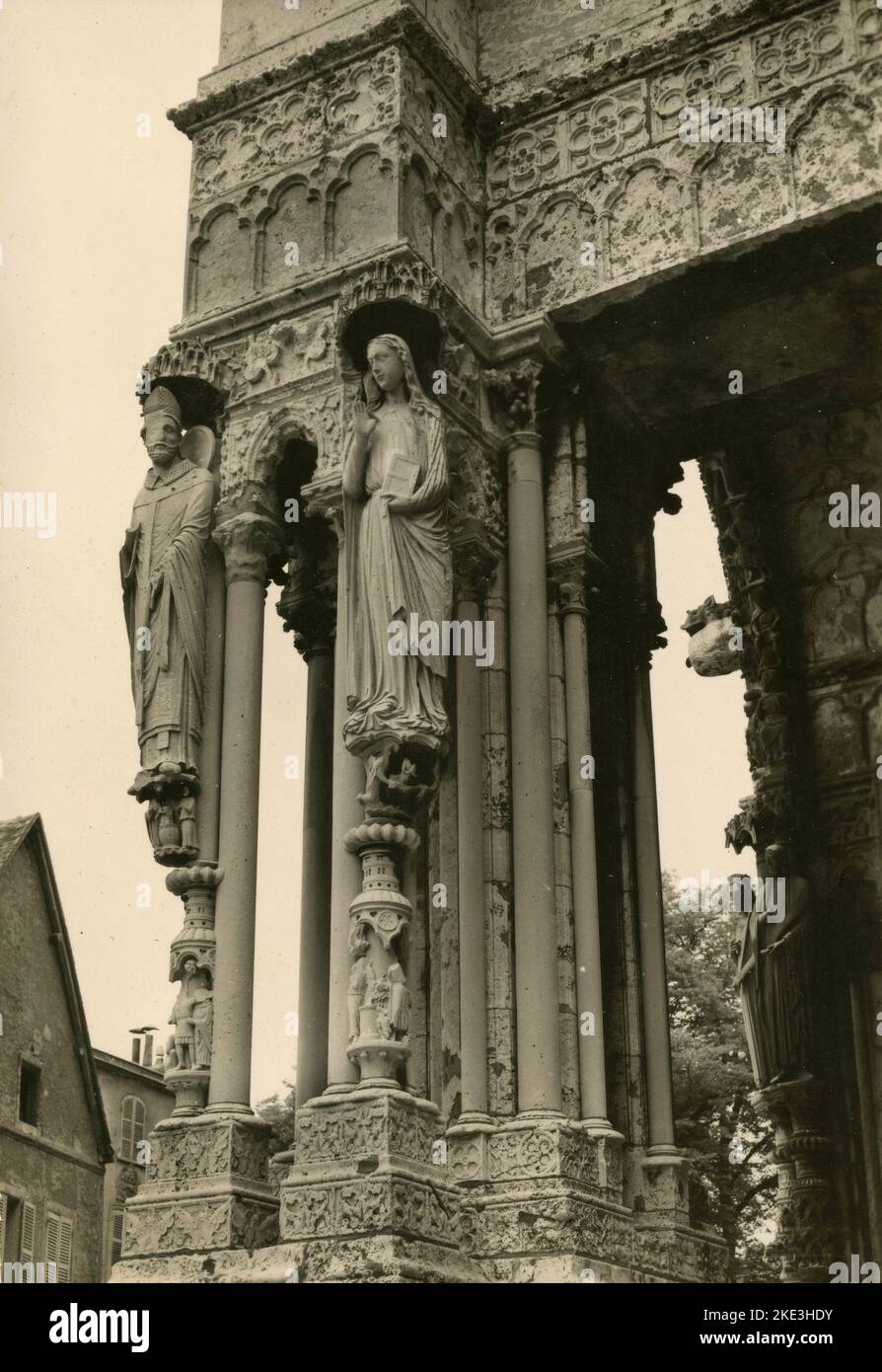 Statue esterne sul portale della Cattedrale di Notre-Dame, Chartres, Francia 1960s Foto Stock