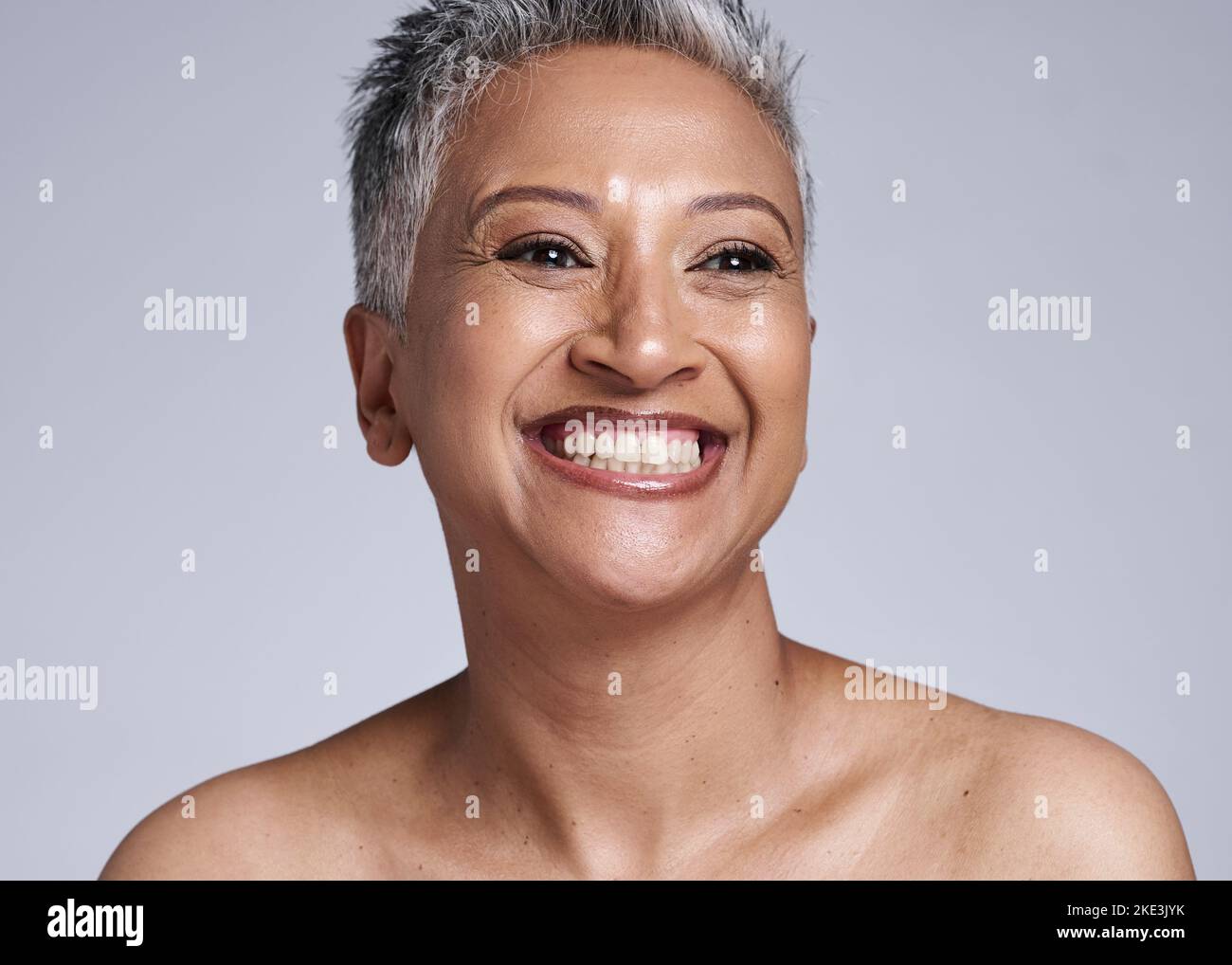 Donna matura in antinvecchiamento e bellezza pubblicità, cura del viso con cura della pelle e felice con cosmetici naturali mockup. Trucco, trattamento e viso con Foto Stock