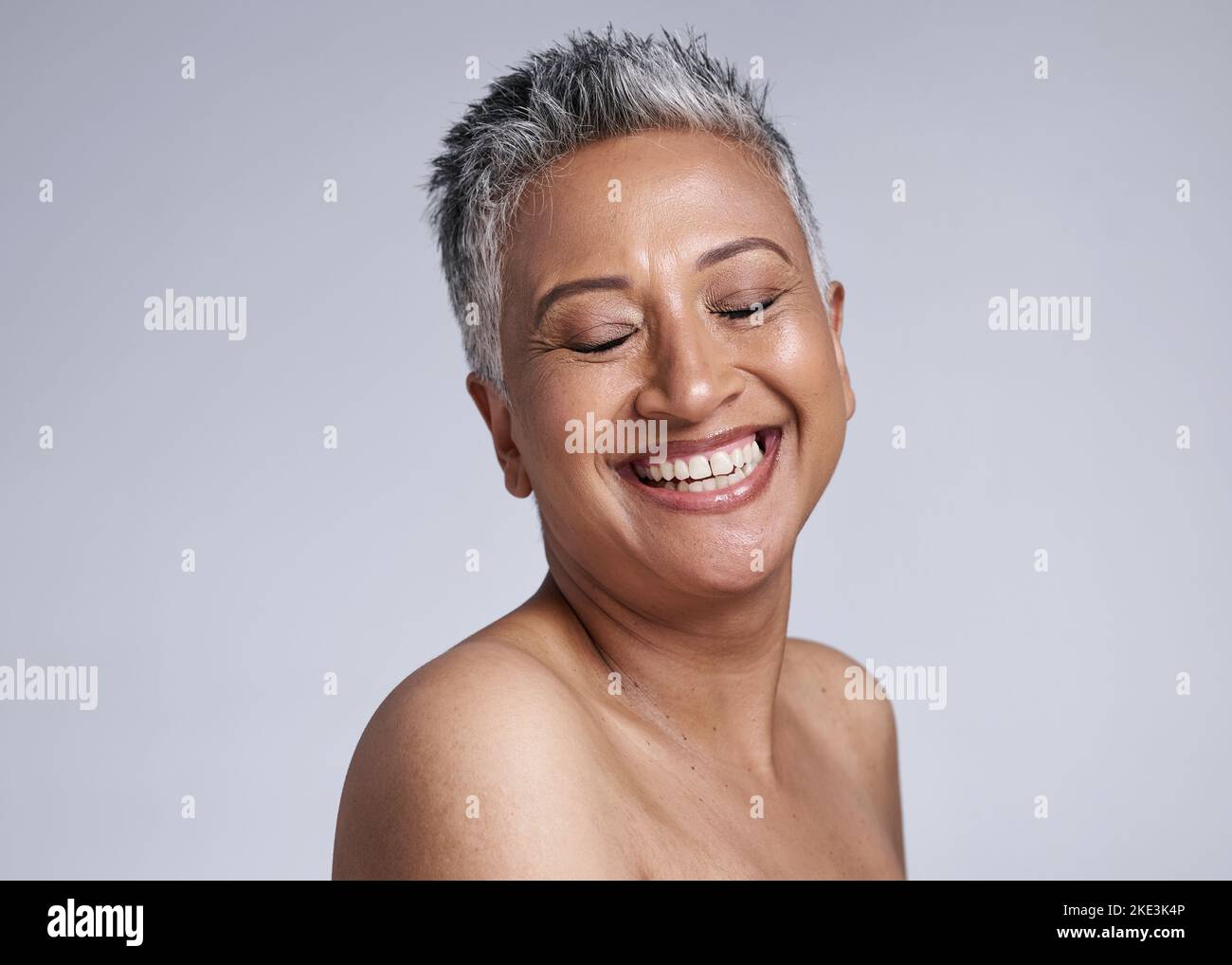 Felice, faccia e bellezza della donna anziana con sorriso eccitato per la cura della pelle, la salute o l'introduzione sul mercato botox. Felicità, chirurgia plastica e benessere di maturo Foto Stock