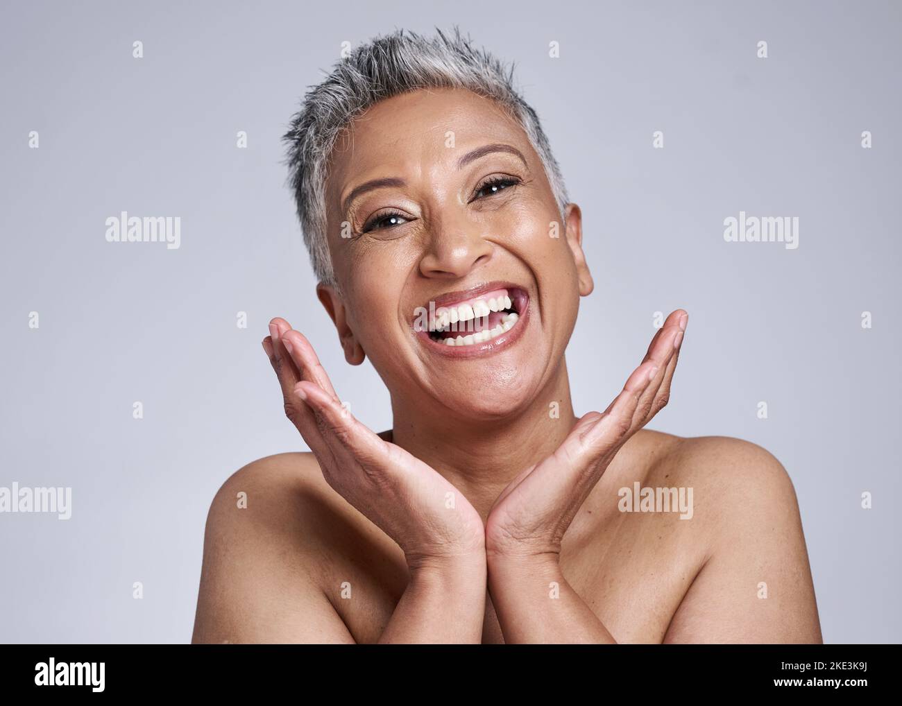 Felice, trucco e donna anziana faccia felice circa la bellezza, la cura della pelle e il benessere. Ritratto di un modello anziano dal Brasile con felicità di dermatologia Foto Stock