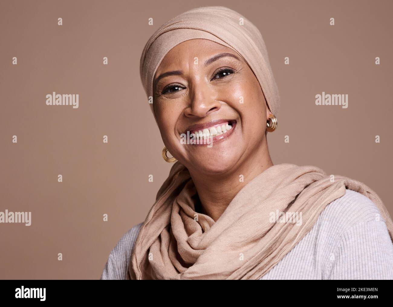 Musulmani, islamici e donne in studio ritratto per hijab bellezza, trucco e cosmetici mock up con il marketing e la pubblicità spazio. Felice modello arabo Foto Stock