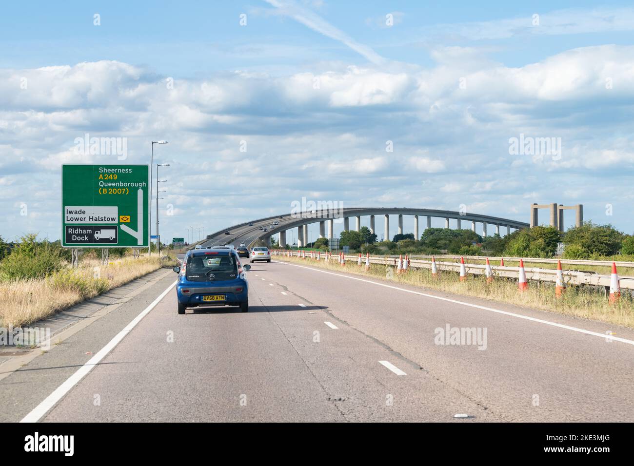 Traffico sulla strada A249 che si avvicina al ponte Sheppey Crossing in direzione dell'isola di Sheppey, Kent, Inghilterra, Regno Unito Foto Stock